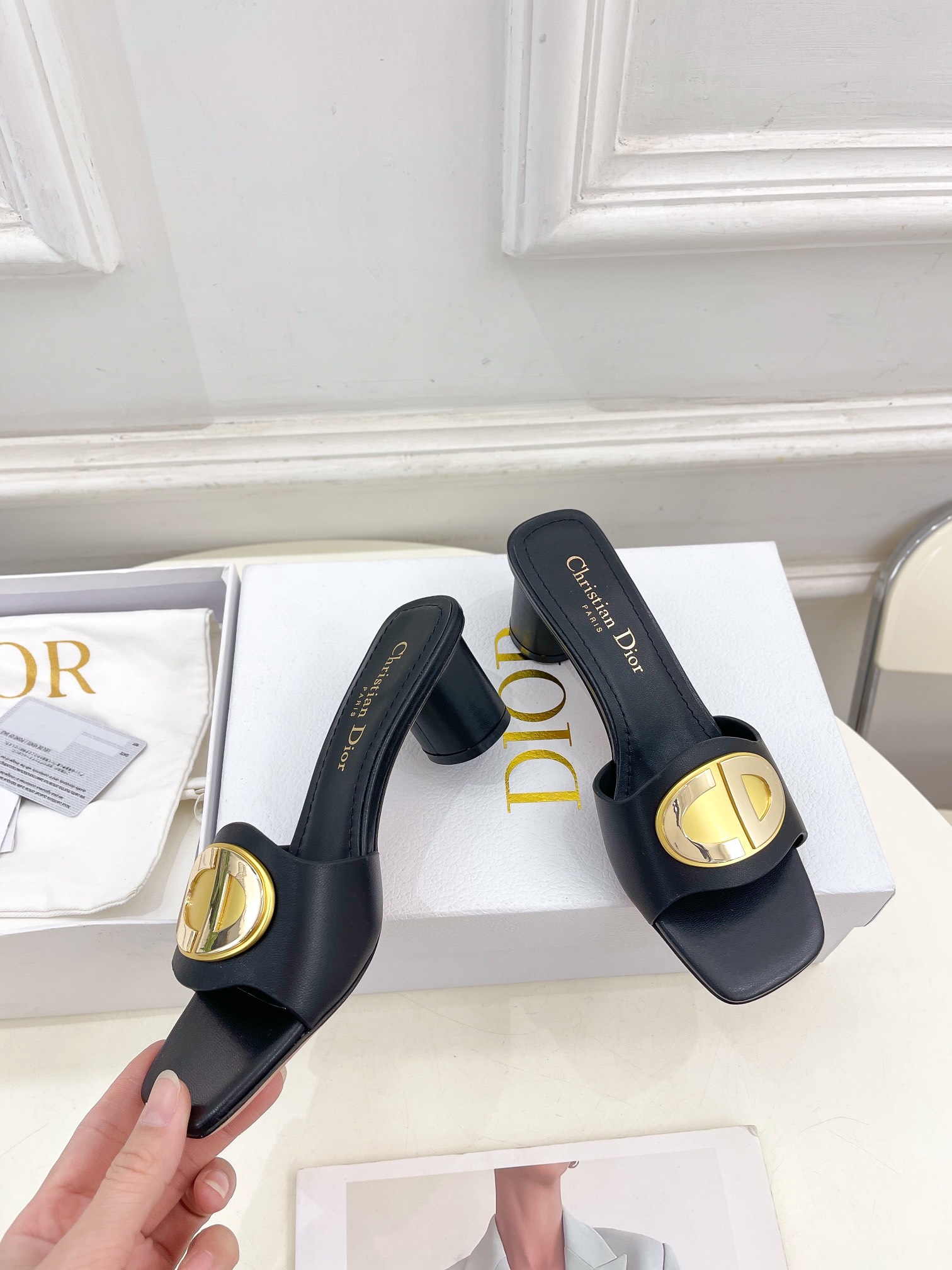 Dior迪奥242024早春新款顶级版本️专柜主打新款金属CD字母扣拖鞋硬货上新代购级别！高级感十足！国