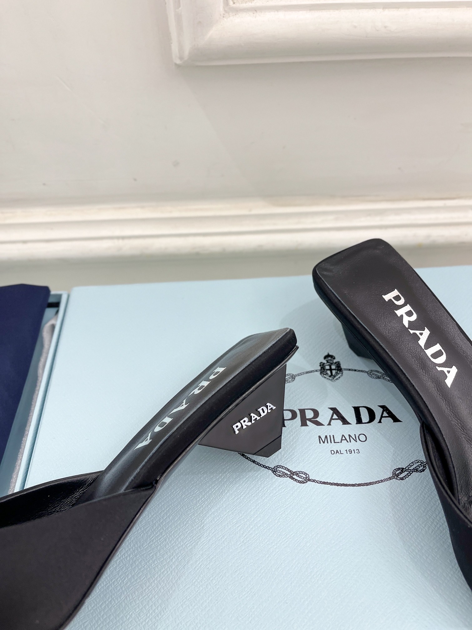 PRADA普拉达24专柜走秀款早春新品尖头三角跟穆勒鞋系列鞋面高定制真丝面料/蜥蜴纹牛皮️内里进口水染羊