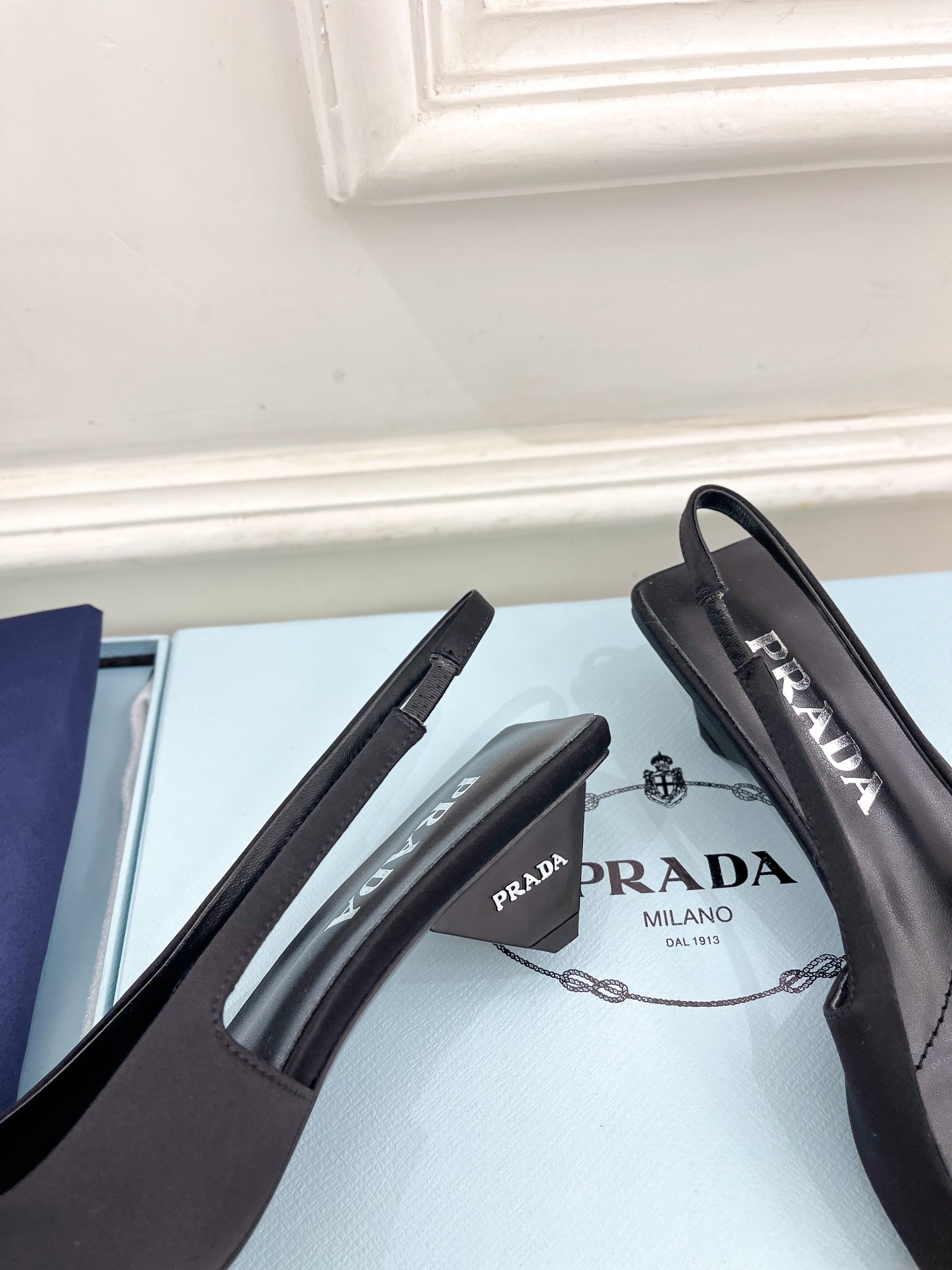 PRADA普拉达24专柜走秀款早春新品方头三角跟穆勒鞋系列鞋面高定制真丝面料/蜥蜴纹牛皮️内里进口水染羊