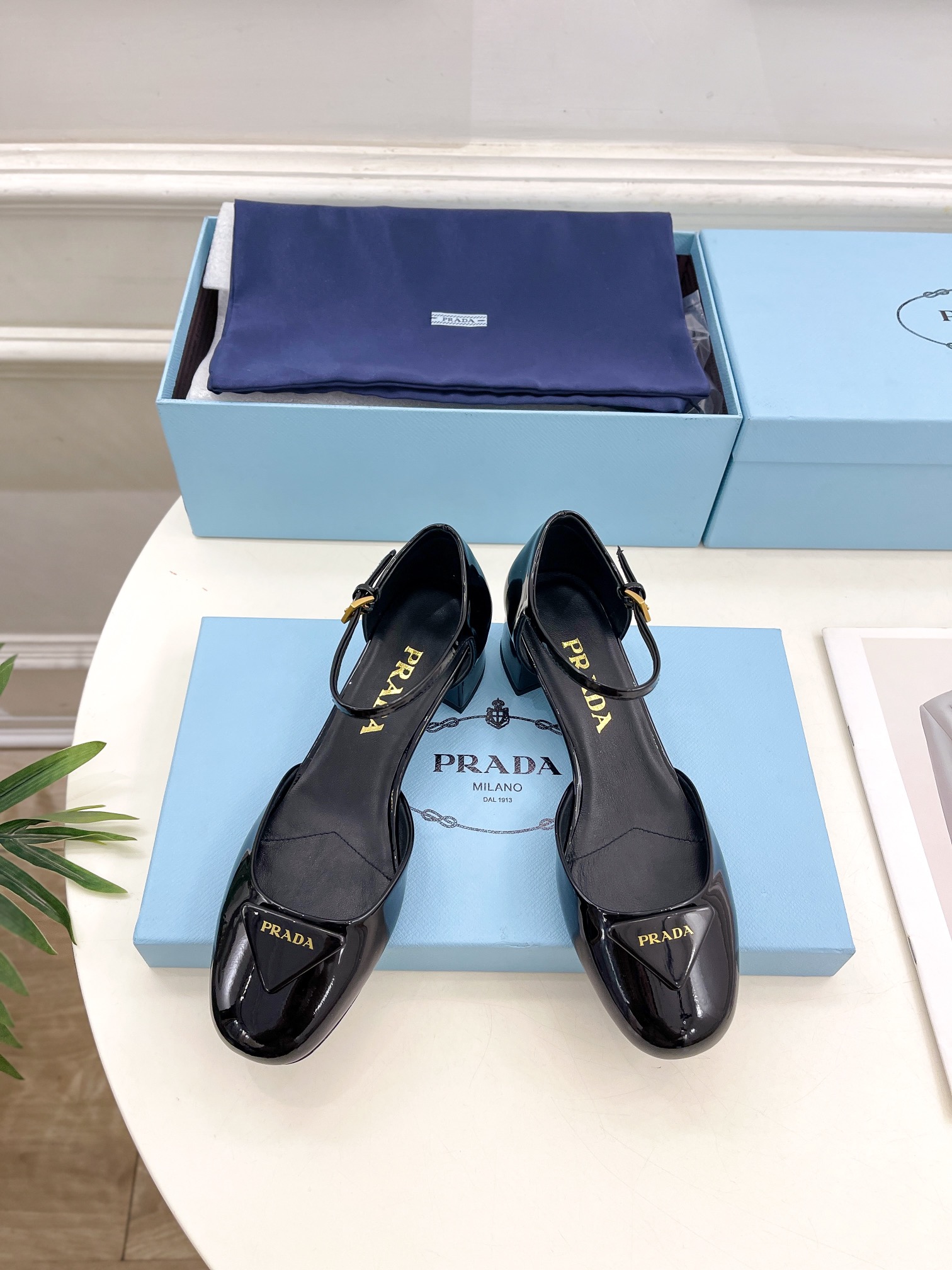 PRADA 普拉达  24 专柜走秀款早春新款粗跟三角标中空凉鞋系列〰◽鞋面：高定制牛漆皮面料◽️ 内里：进口水染羊皮◽大底：原版意大利真皮大底◽️ 跟高：3.5cm◽鞋码:   35-39（34、40、41定做不退换）◽：