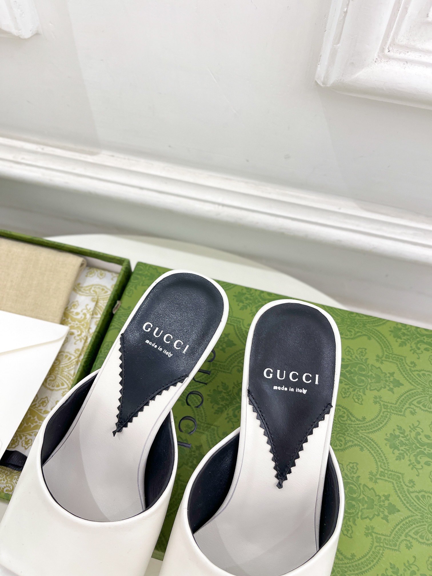 Gucci古驰24️G家主打系列终于面世狠货值得期待！原有的经典创造新设计春夏新品双G跟拖鞋代购级别！高