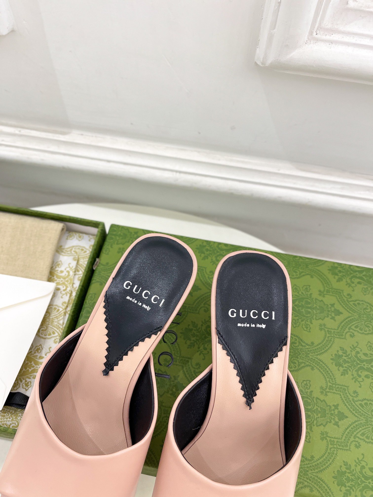 Gucci古驰24️G家主打系列终于面世狠货值得期待！原有的经典创造新设计春夏新品双G跟拖鞋代购级别！高
