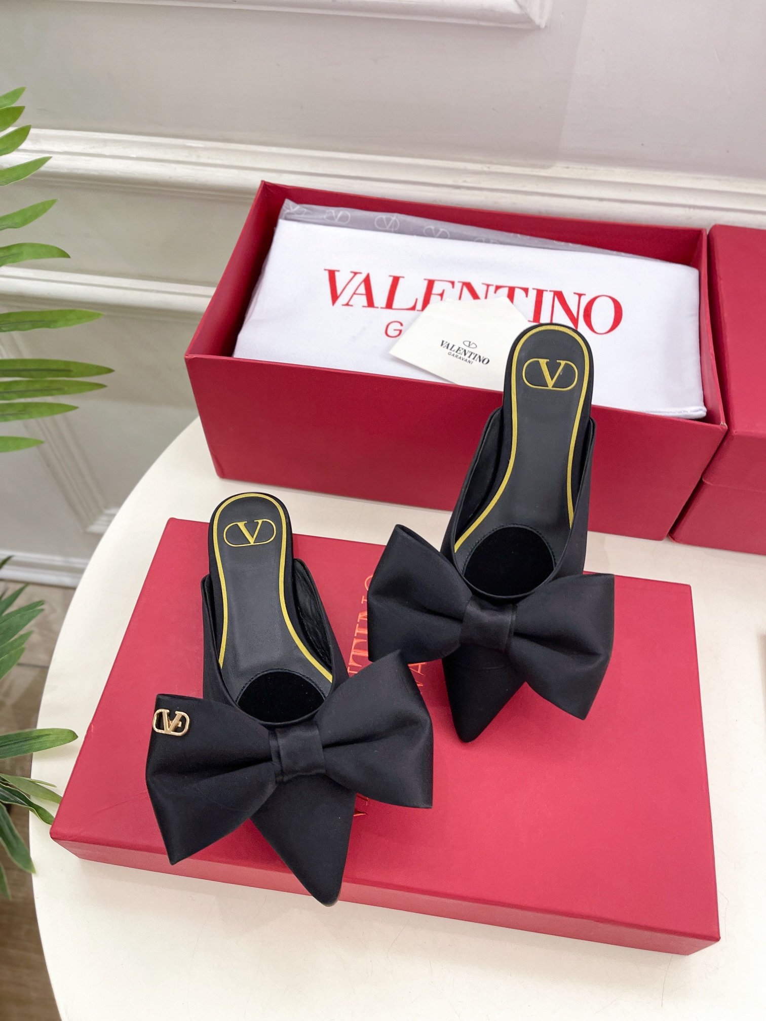 Valentino华伦天奴2024SS春夏新品尖头蝴蝶结穆勒鞋上新️ValentinoGaravani的