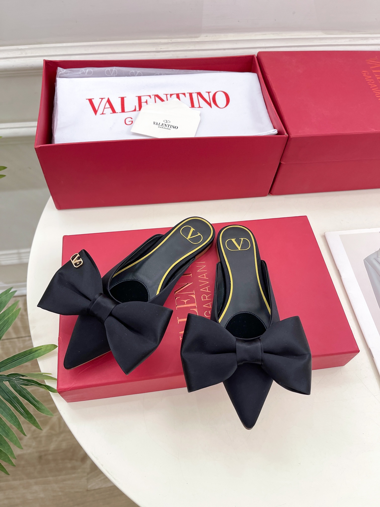 Valentino华伦天奴2024SS春夏新品尖头蝴蝶结穆勒鞋上新️ValentinoGaravani的