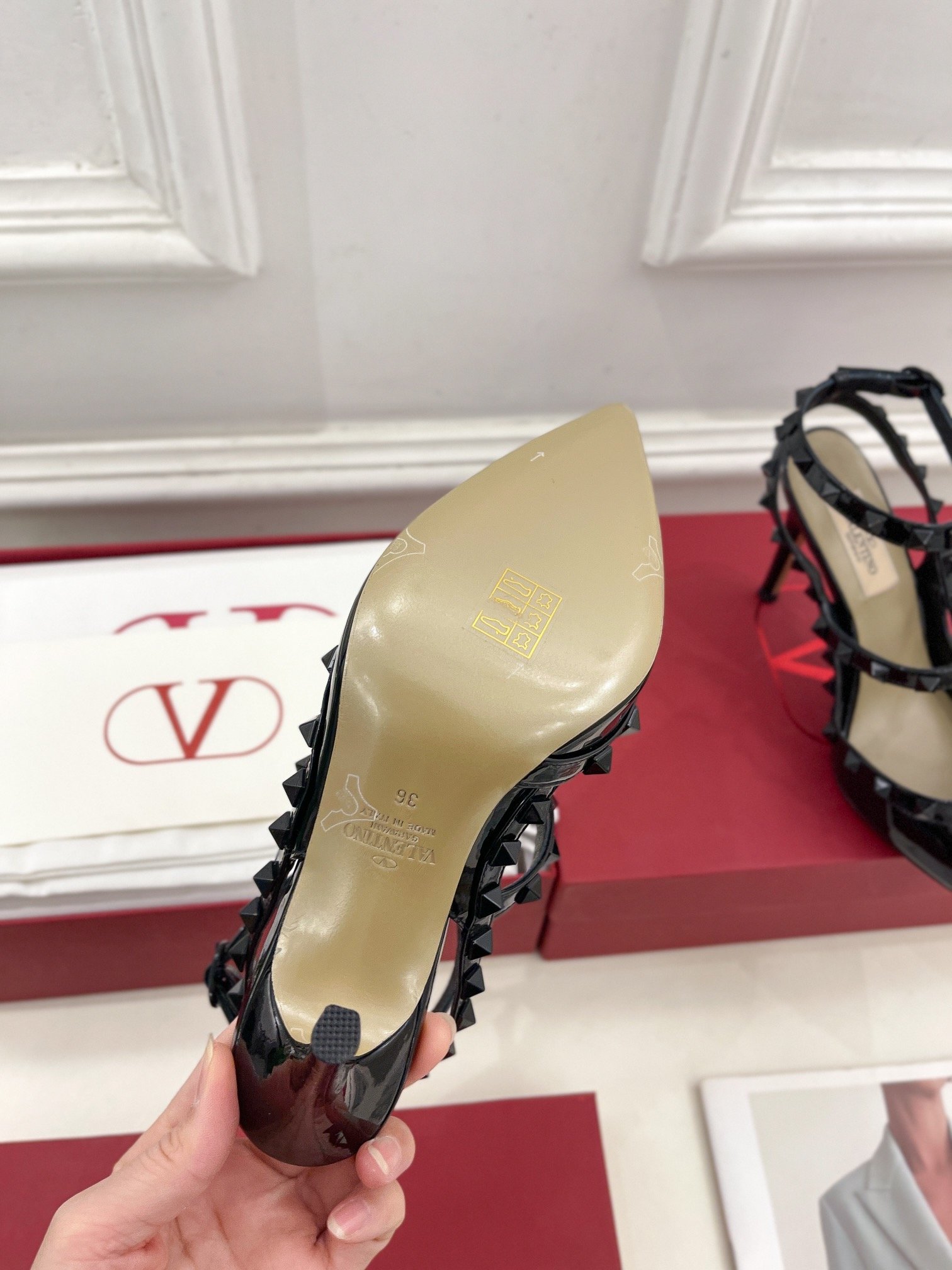 Valentino华伦天奴2024春夏新品尖头高跟凉鞋上新️ValentinoGaravani的经典“R