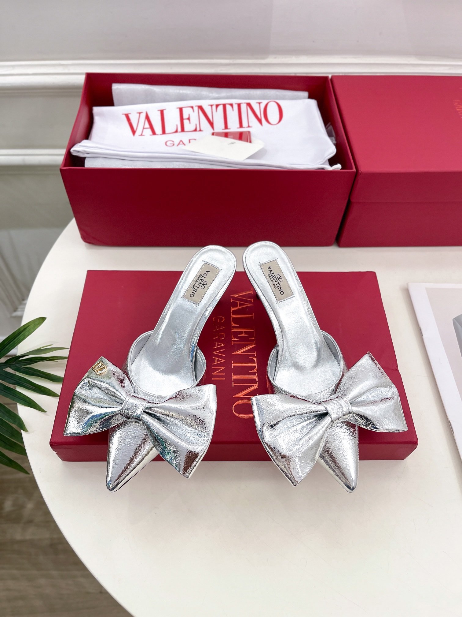 Valentino华伦天奴2024SS春夏新品尖头蝴蝶结穆勒鞋上新️ValentinoGaravani的