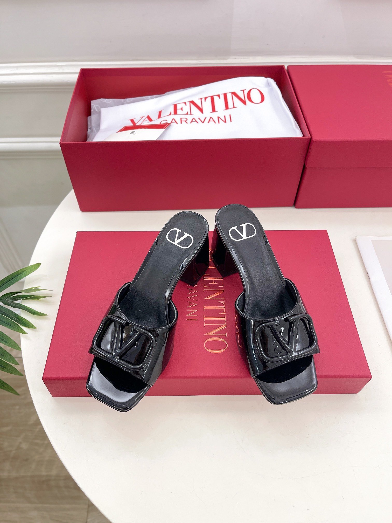 Valentino华伦天奴2024SS春夏新品大V扣粗跟拖鞋上新️ValentinoGaravani的经