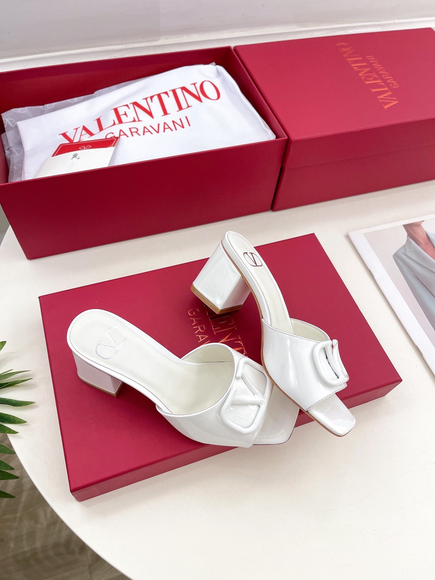 Valentino华伦天奴2024SS春夏新品大V扣粗跟拖鞋上新️ValentinoGaravani的经