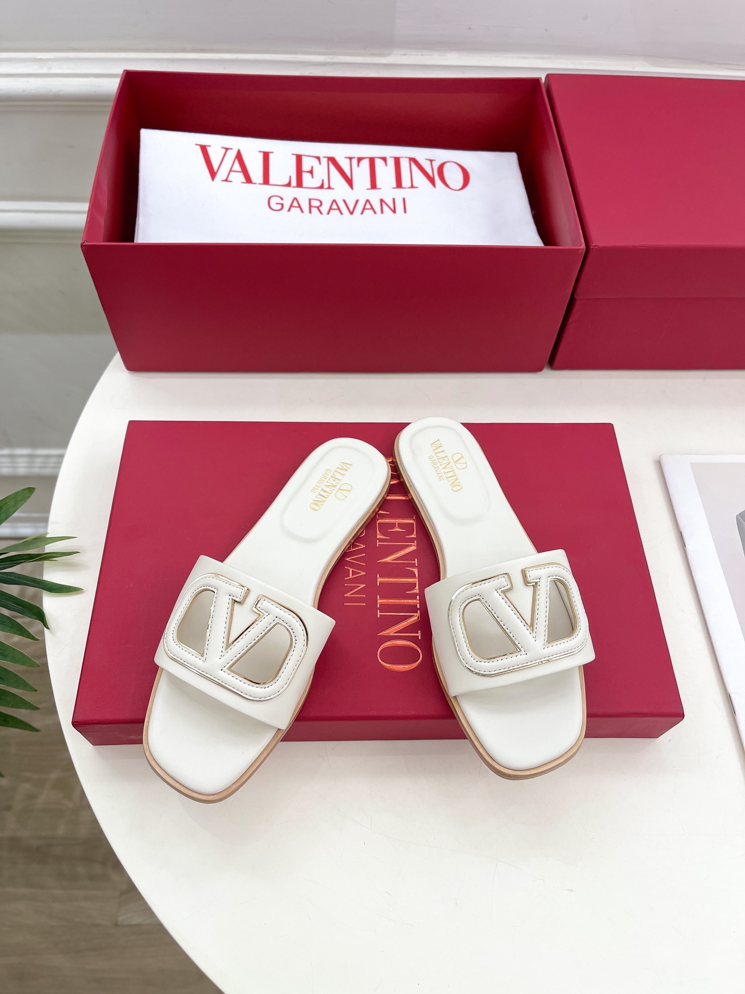 Valentino Scarpe Pantofole Oro Openwork Pelle di vitello bovina Cuoio genuino pecora Collezione Primavera/Estate Roman Stud