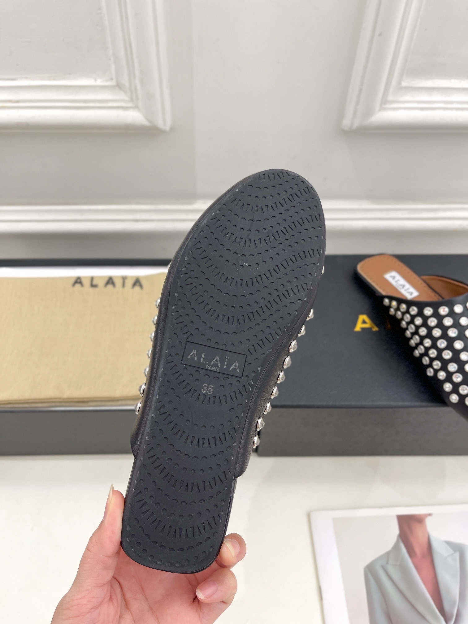 ALAÏA阿莱亚24SS新品水钻平底穆勒鞋Alaïa作为这两年最受欢迎的鬼才设计师品牌设计简单奢华的质感