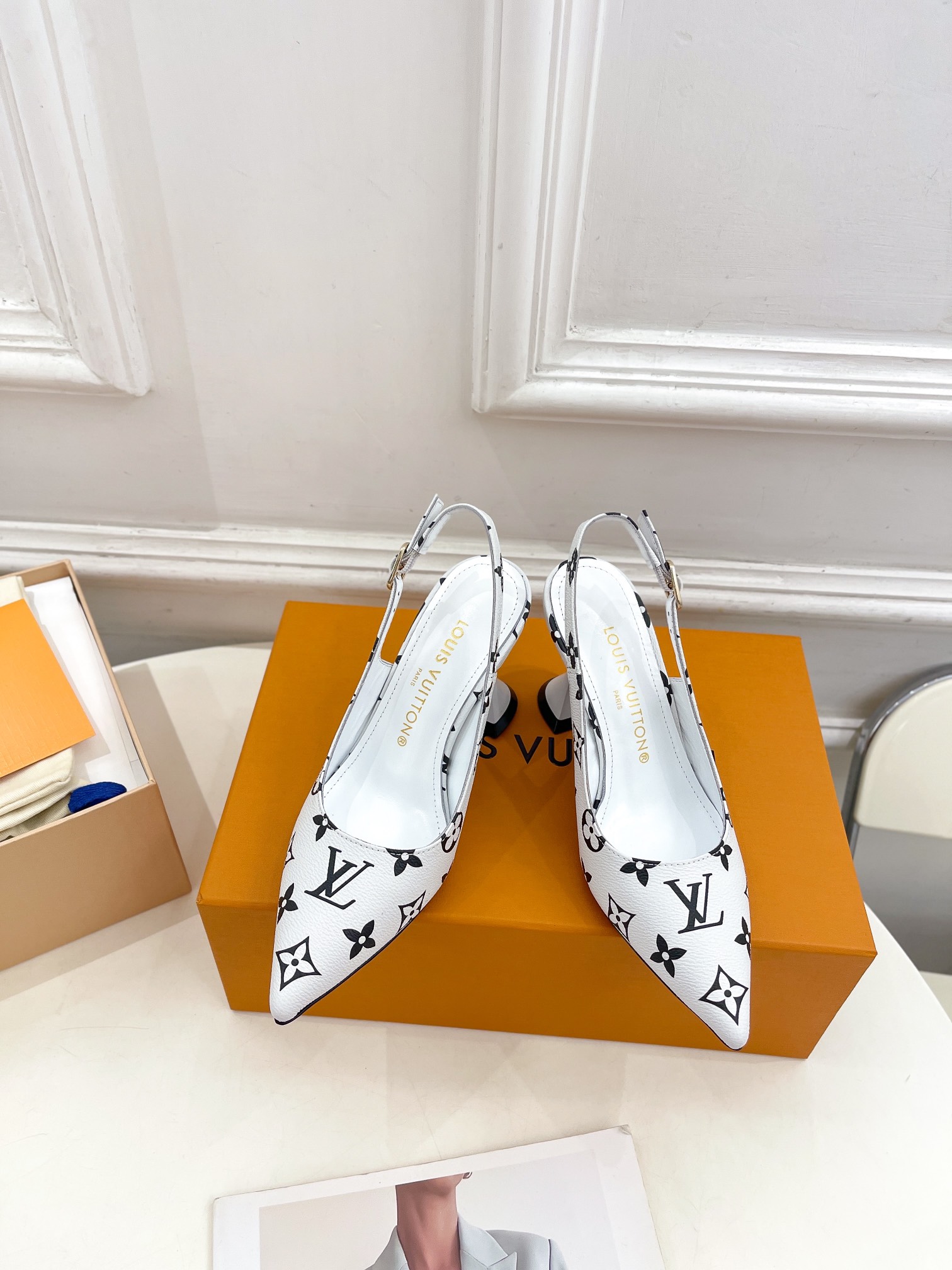 Louis Vuitton Replica’s
 Schoenen Sandalen Koeienhuid Echt leer Lentecollectie Vintage