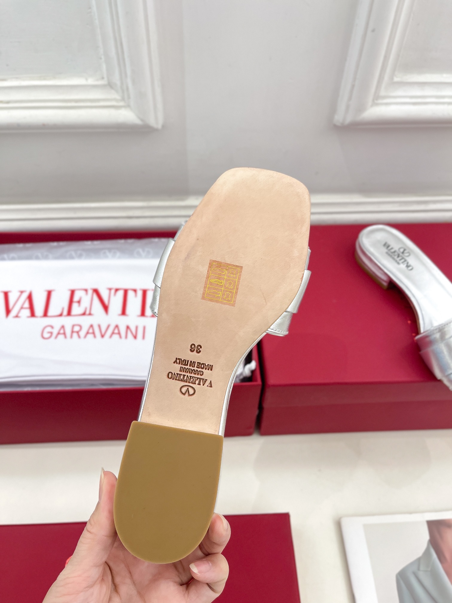 Valentino华伦天奴2024SS春夏新品金属V扣方头拖鞋上新️ValentinoGaravani的