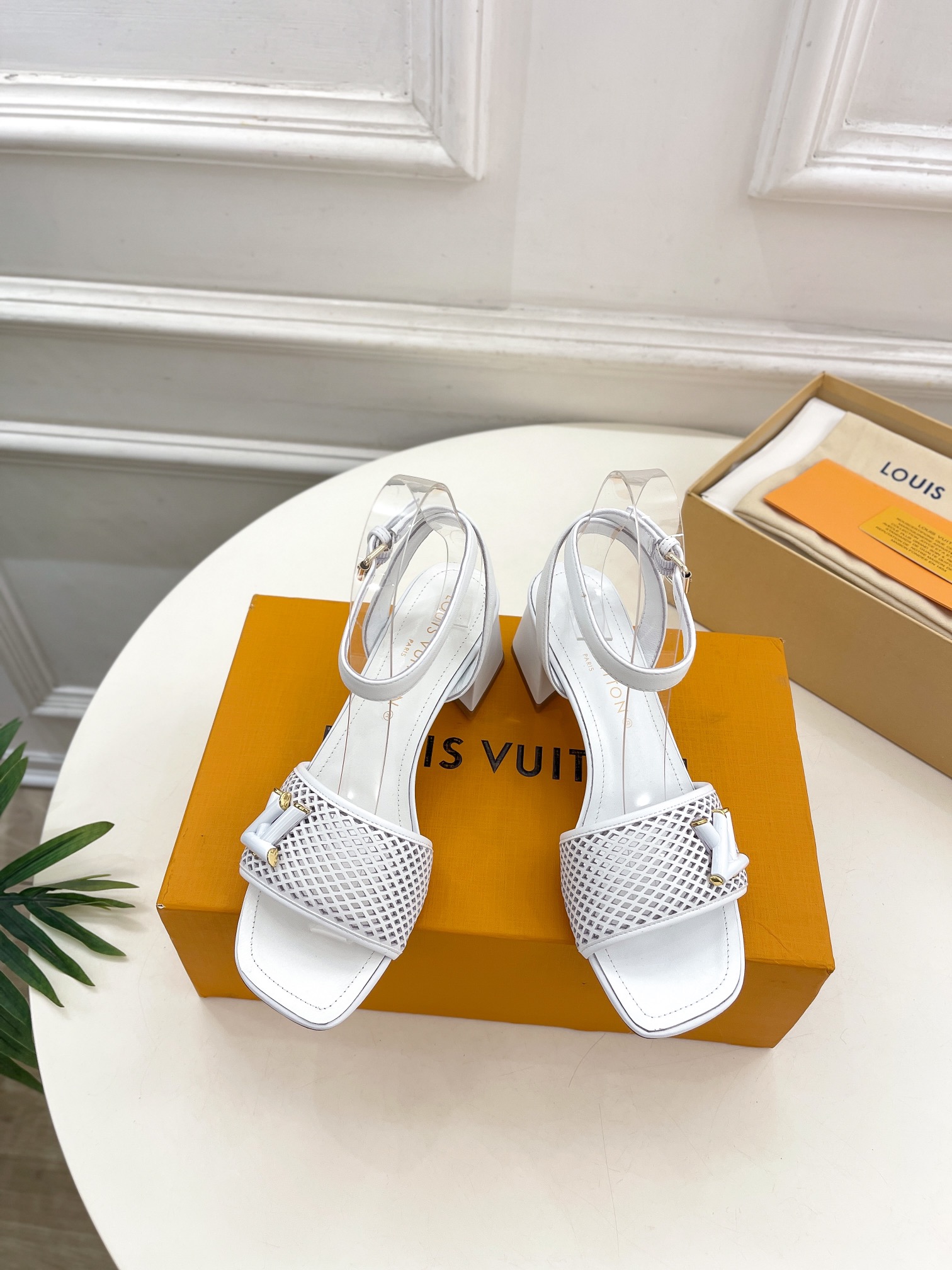 Louis Vuitton Mode
 Schoenen Sandalen Openwerk Koeienhuid Echt leer Geitenhuid Patentleer Schapenvacht Lentecollectie Vintage
