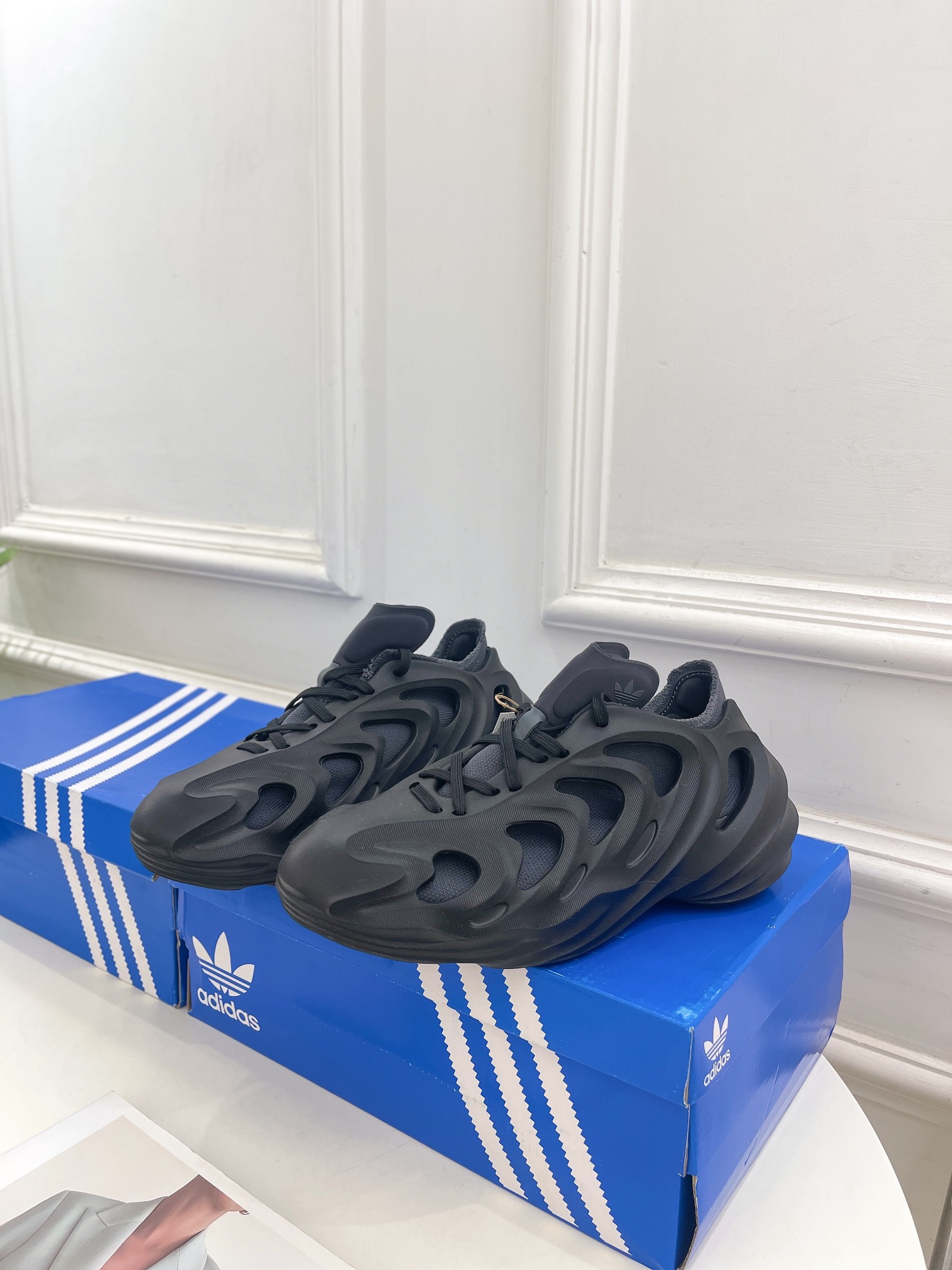 adidasoriginalsAdiFOMQ阿迪达斯全新系列春夏情侣款洞洞鞋阿迪达斯是一家全球知名的运动