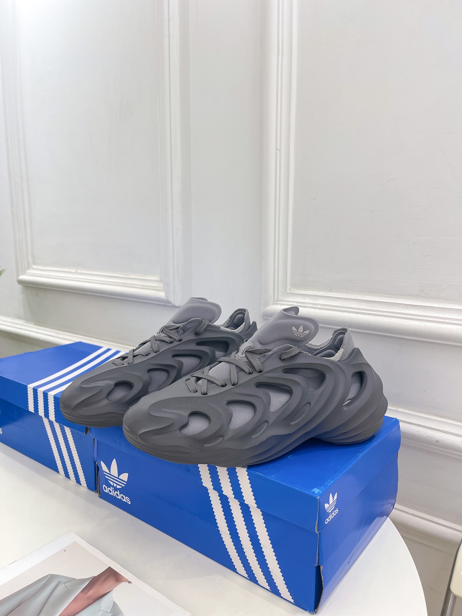 adidasoriginalsAdiFOMQ阿迪达斯全新系列春夏情侣款洞洞鞋阿迪达斯是一家全球知名的运动