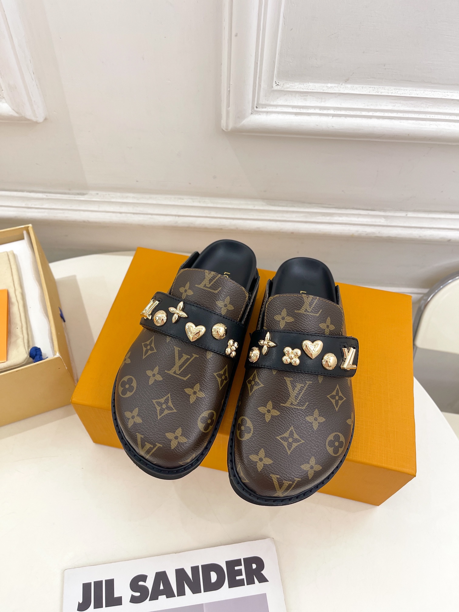 Louis Vuitton Schoenen Pantoffels Koeienhuid Lentecollectie Cosy