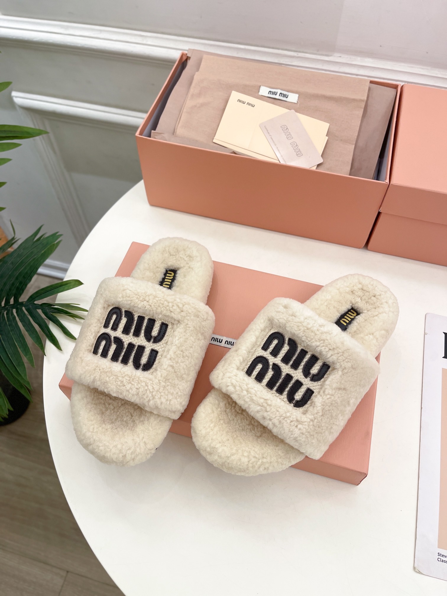 MiuMiu缪缪242024秋冬新品专柜主打最新走秀款经典字母毛毛拖鞋火爆上新！缪家高货顶级工艺打造精品