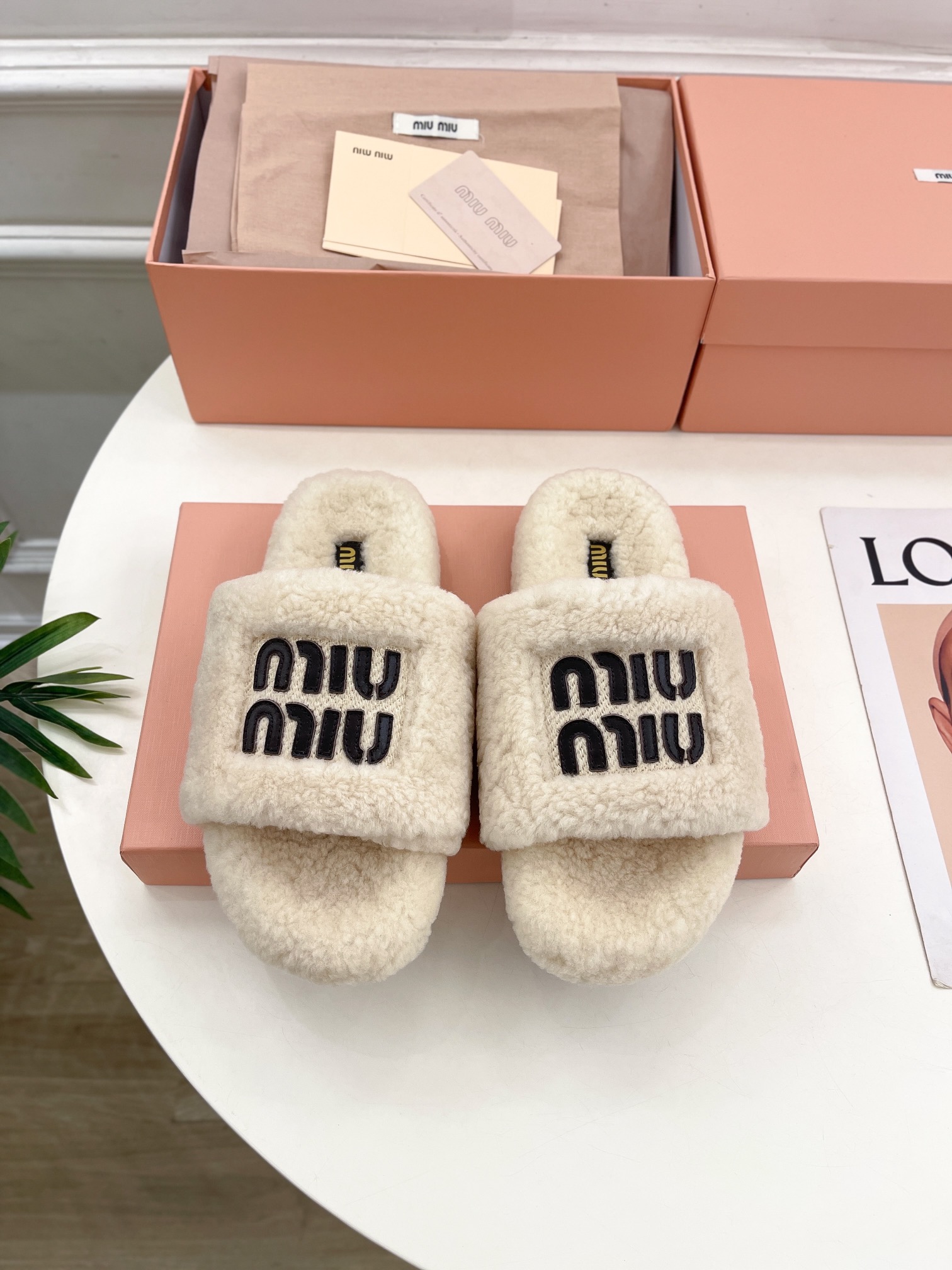 MiuMiu缪缪242024秋冬新品专柜主打最新走秀款经典字母毛毛拖鞋火爆上新！缪家高货顶级工艺打造精品