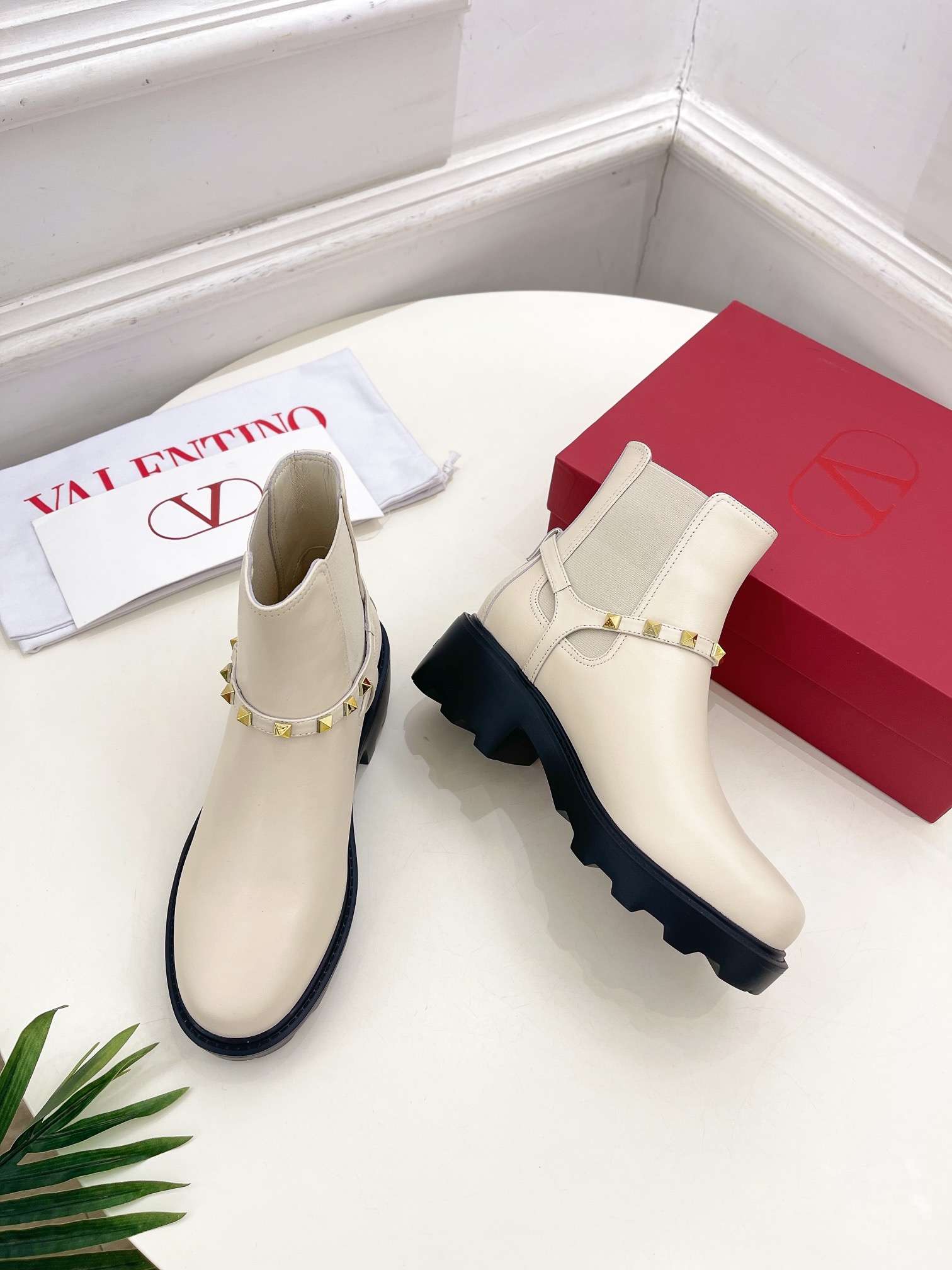 Valentino华伦天奴2024秋冬新品ROCKSTUD厚底鉚钉切尔西短靴️ValentinoGara