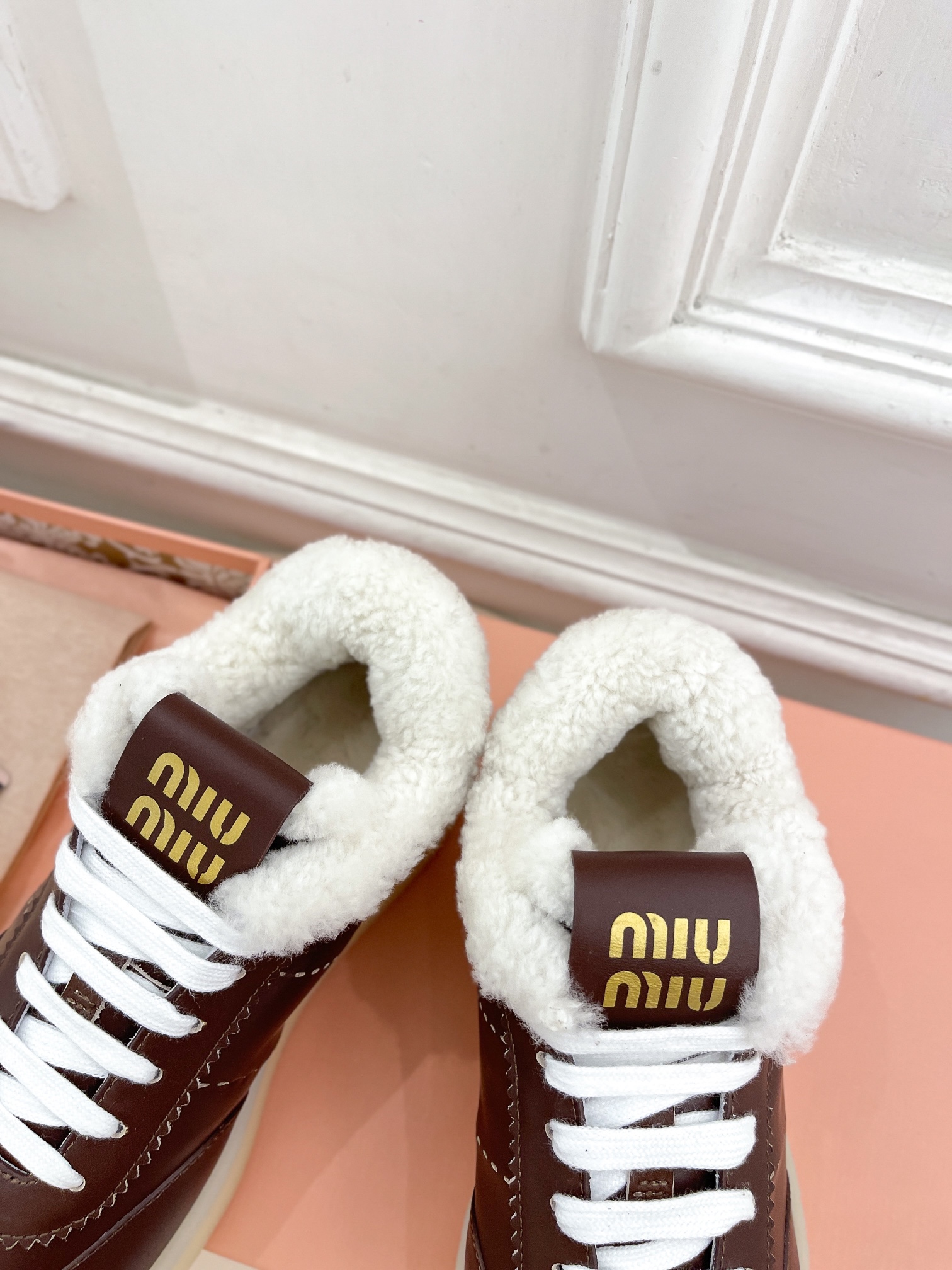 MiuMiu缪缪242024秋冬新品专柜主打最新走秀款复古风厚底系带毛毛鞋火爆上新！缪家高货顶级工艺打造