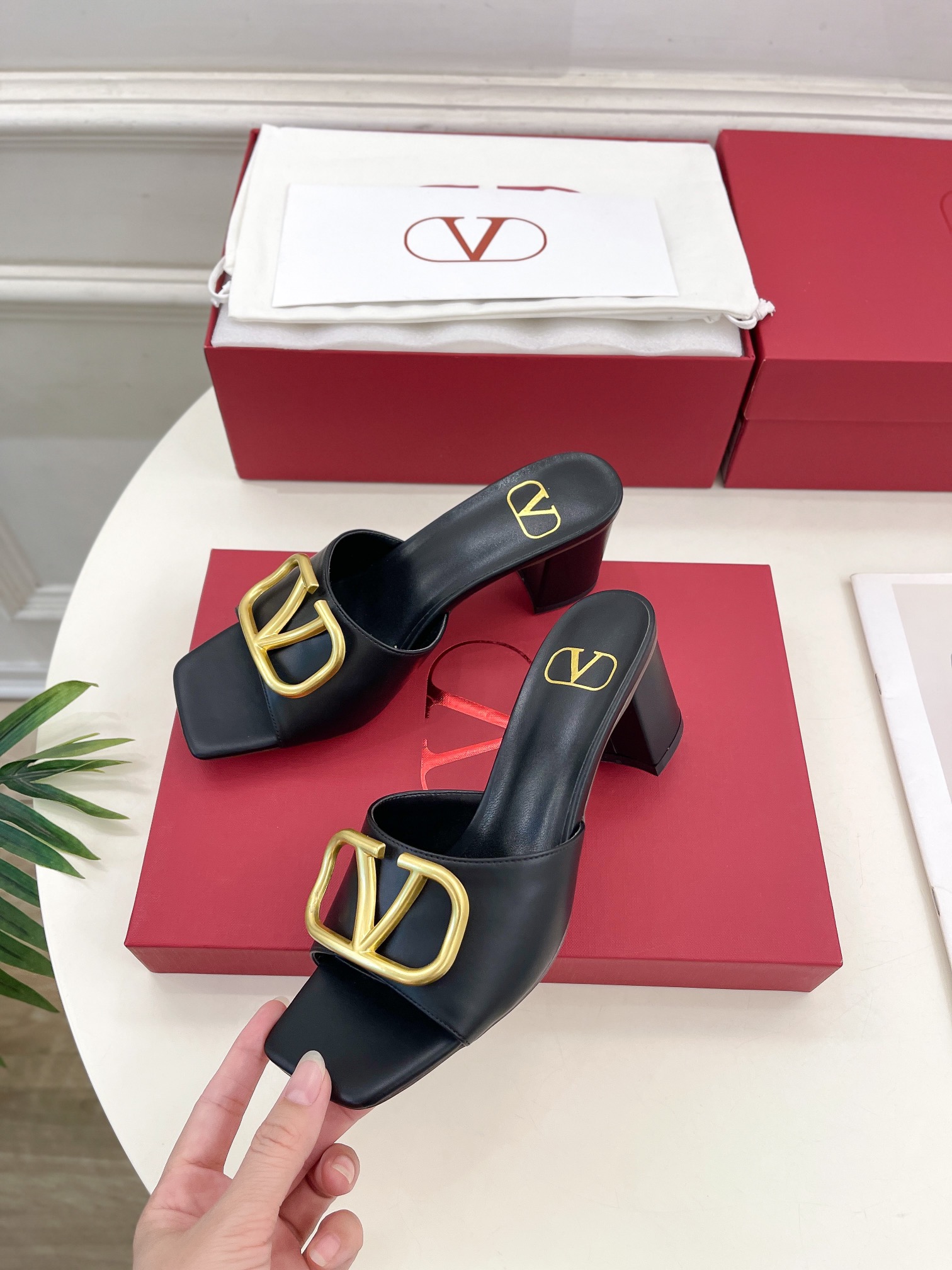 Valentino华伦天奴2024早春新品华伦大V扣方头粗跟拖鞋上新️ValentinoGaravani