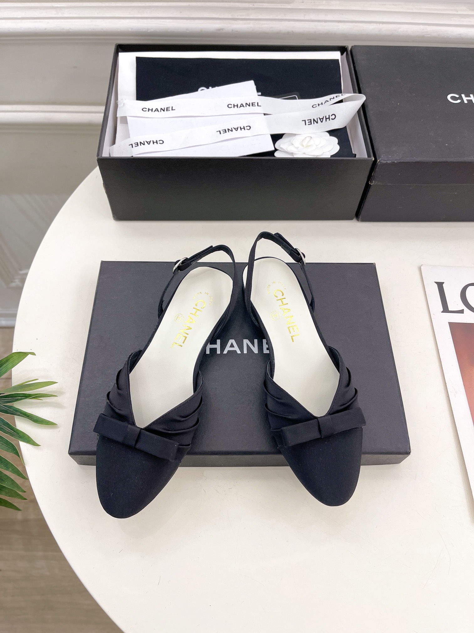 小香252025早春新品专柜走秀款小香缎带蝴蝶结凉鞋系列上新时尚圈的绝绝子搭配将演绎着细致奢华永不褪去的