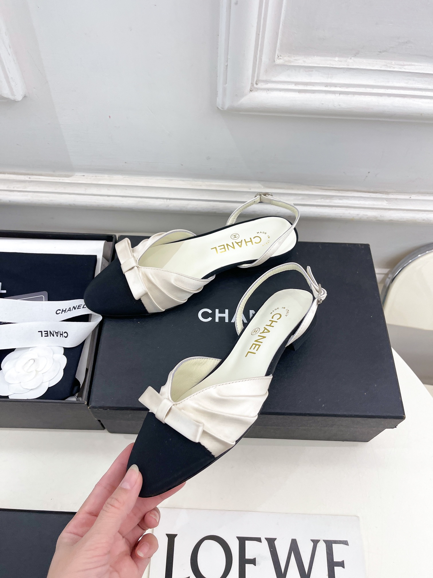 小香252025早春新品专柜走秀款小香缎带蝴蝶结凉鞋系列上新时尚圈的绝绝子搭配将演绎着细致奢华永不褪去的