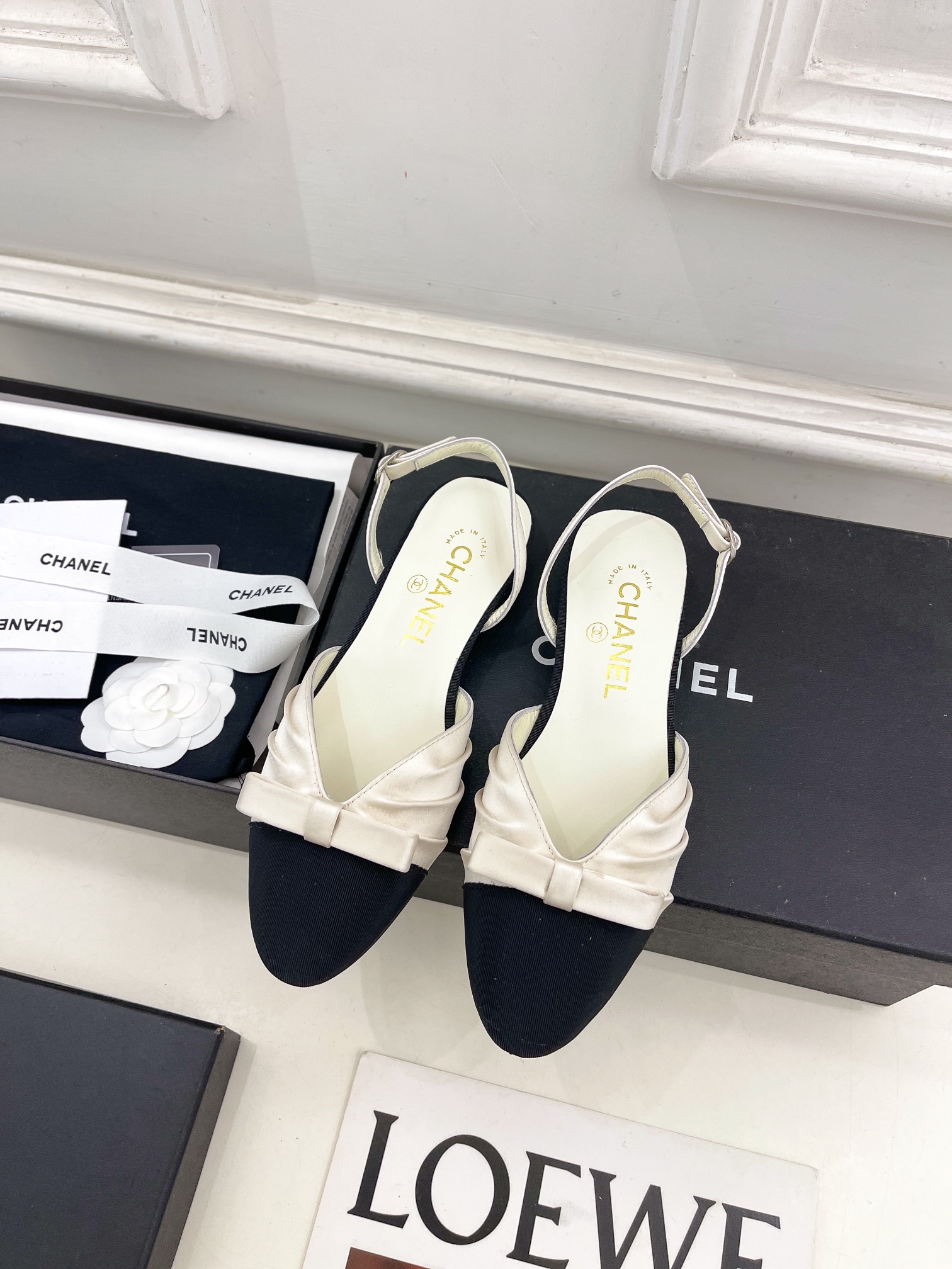 小香252025早春新品专柜走秀款小香缎带蝴蝶结凉鞋系列上新时尚圈的绝绝子搭配将演绎着细致奢华永不褪去的