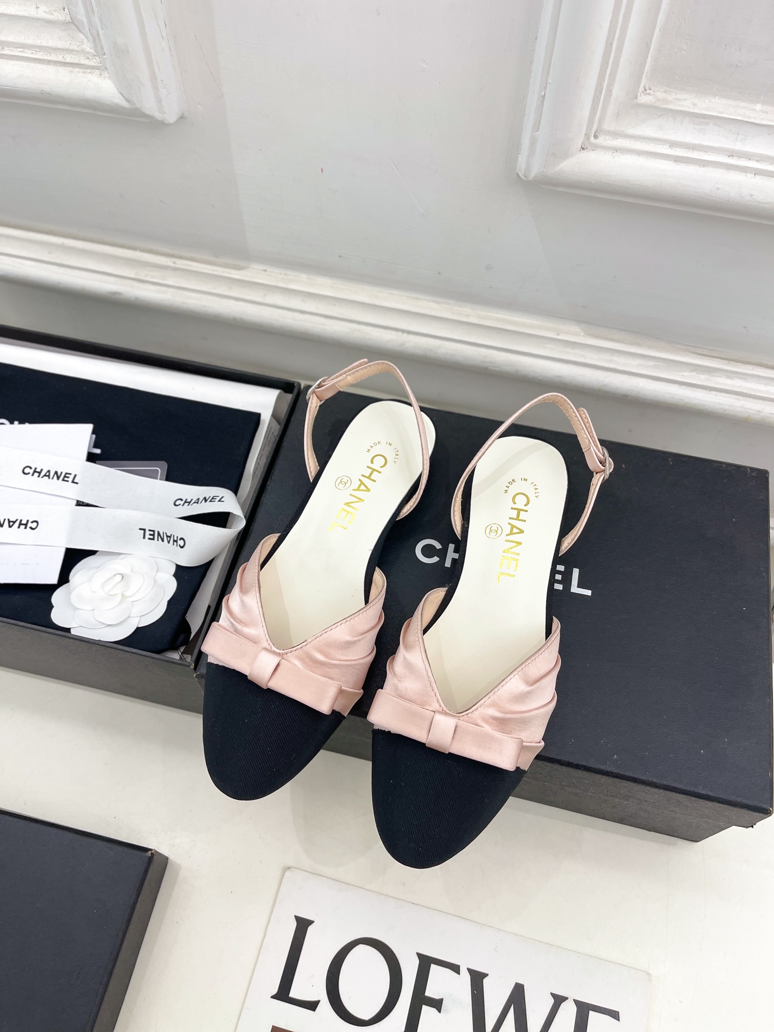 小香252025早春新品专柜走秀款小香缎带蝴蝶结凉鞋系列上新时尚圈的绝绝子搭配将演绎着细致奢华永不褪去的