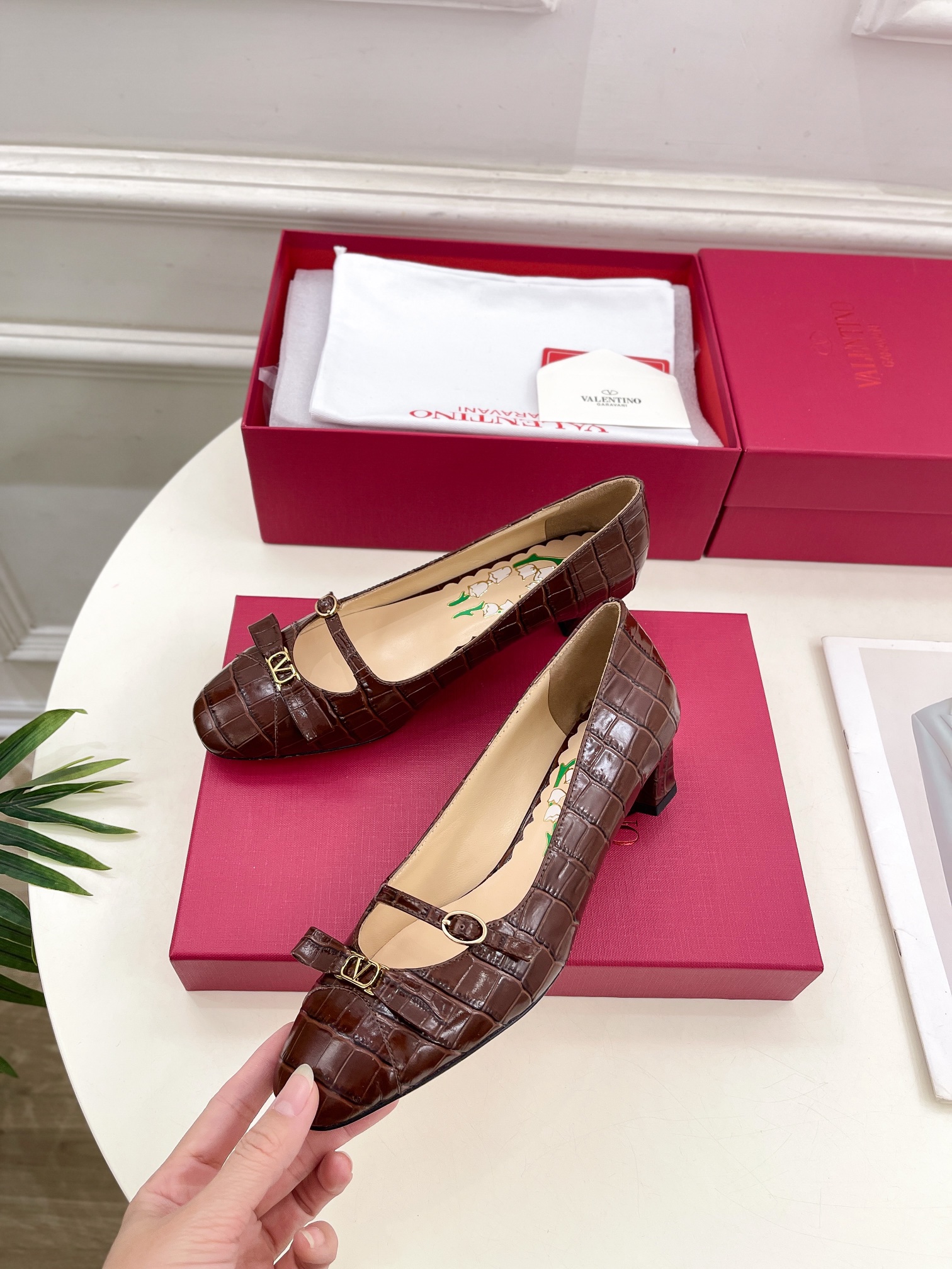 Valentino 华伦天奴 2025ss早春新品 BOWOW石头纹牛皮单鞋上新☑️
—————————