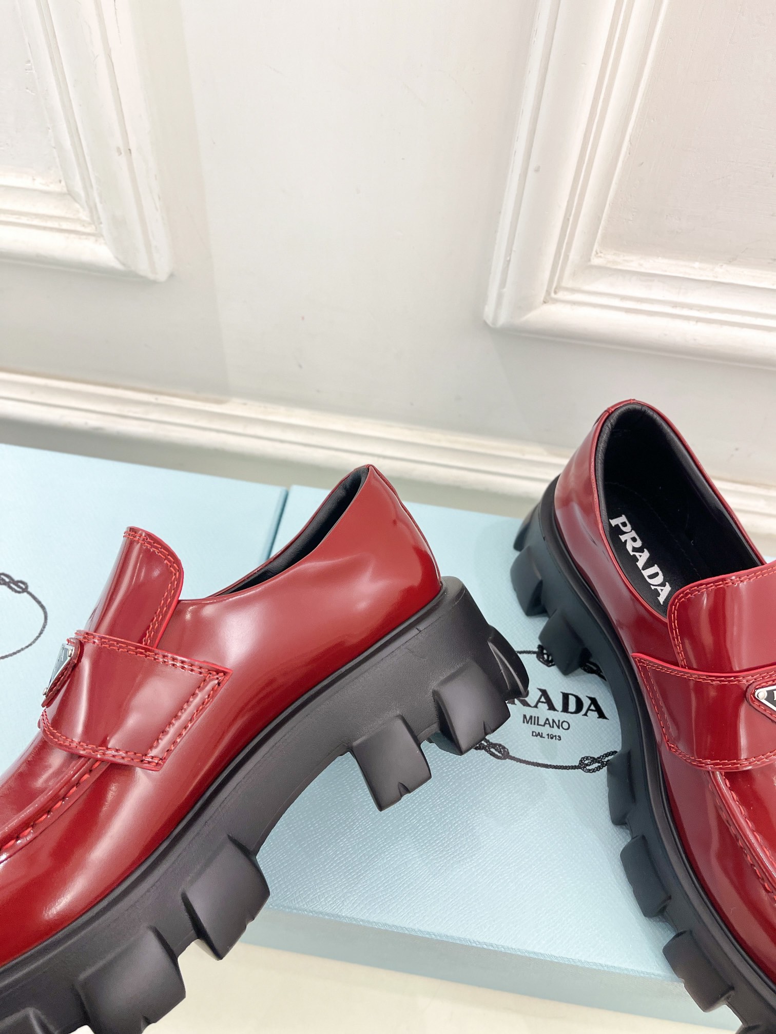 PRADA 普拉达  25𝐬𝐬 

🌈2025春夏新品 专柜走秀款 经典三角标Monolith情侣款乐福