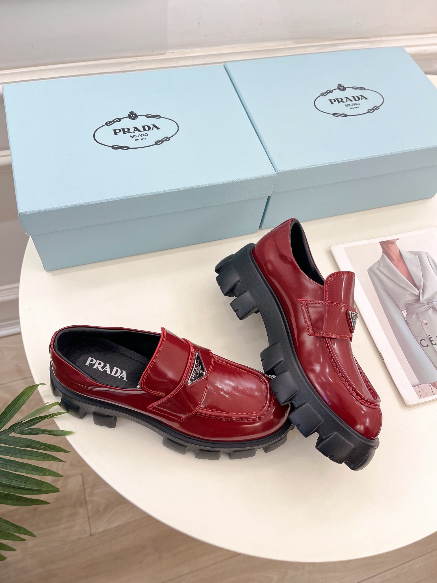 PRADA 普拉达  25𝐬𝐬 

🌈2025春夏新品 专柜走秀款 经典三角标Monolith情侣款乐福