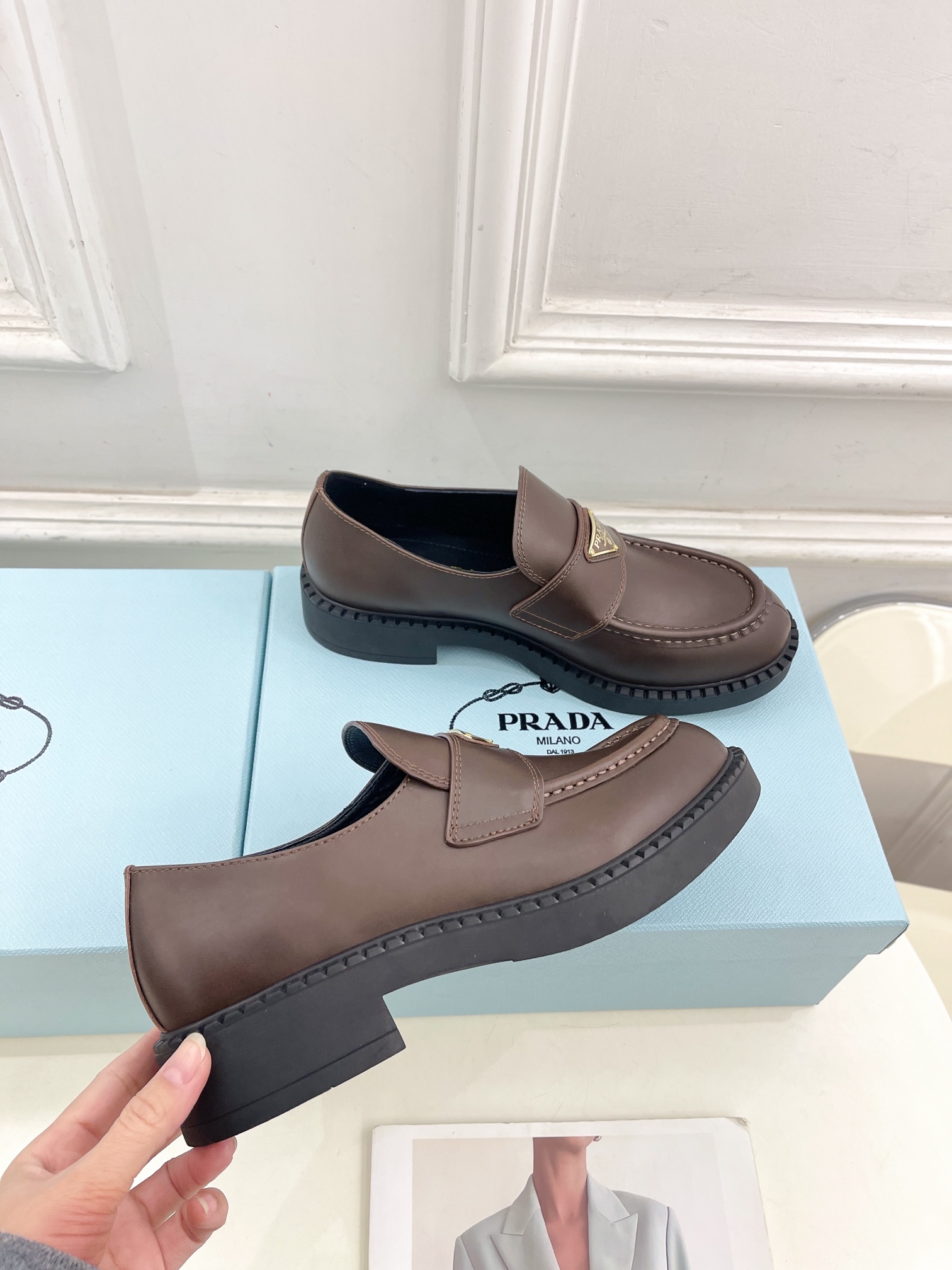 PRADA 普拉达  25𝐬𝐬 

🌈2025春夏新品 专柜走秀款 经典三角标Chocolate情侣款乐