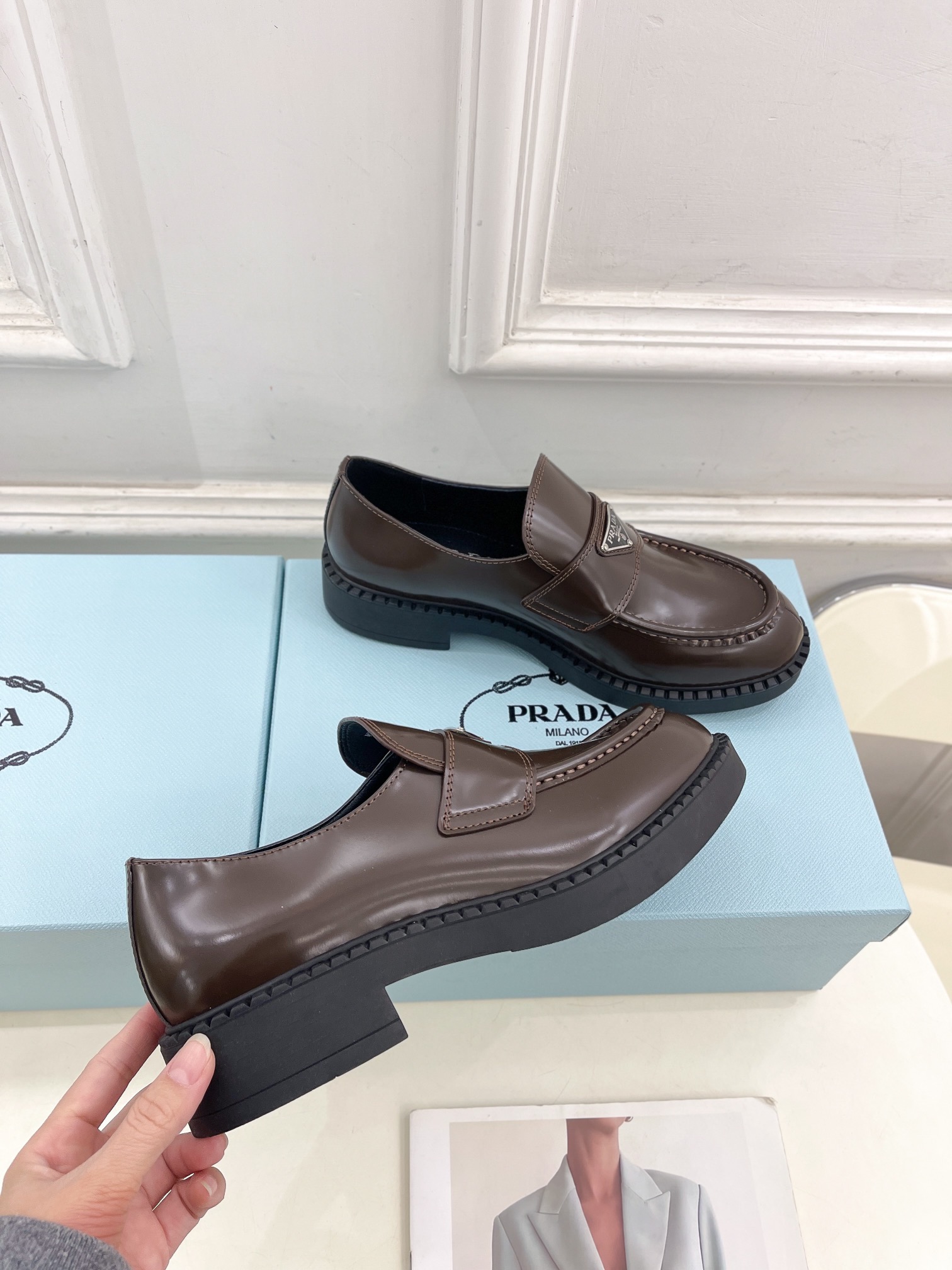 PRADA 普拉达  25𝐬𝐬 

🌈2025春夏新品 专柜走秀款 经典三角标Chocolate情侣款乐