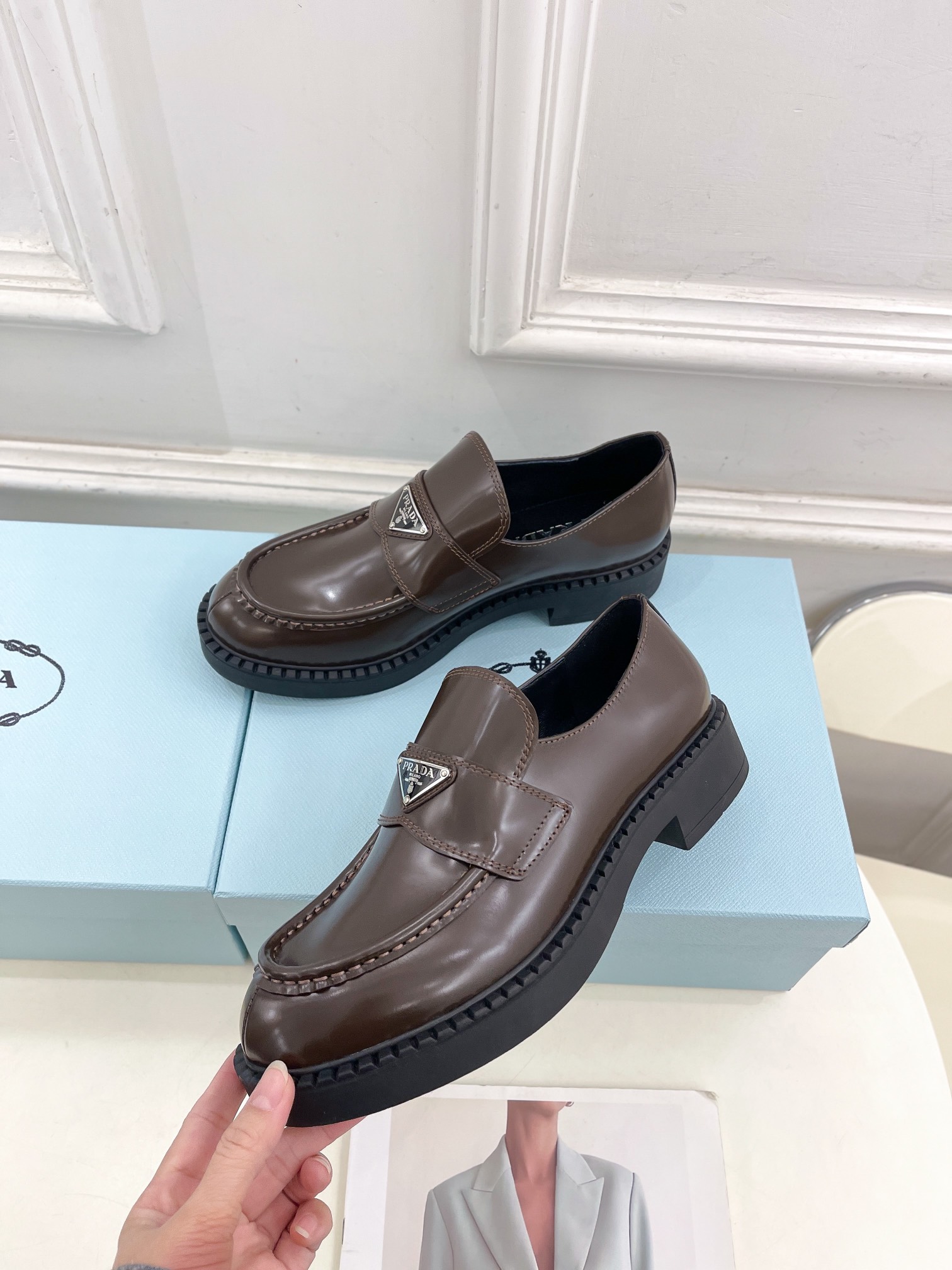 PRADA 普拉达  25𝐬𝐬 

🌈2025春夏新品 专柜走秀款 经典三角标Chocolate情侣款乐