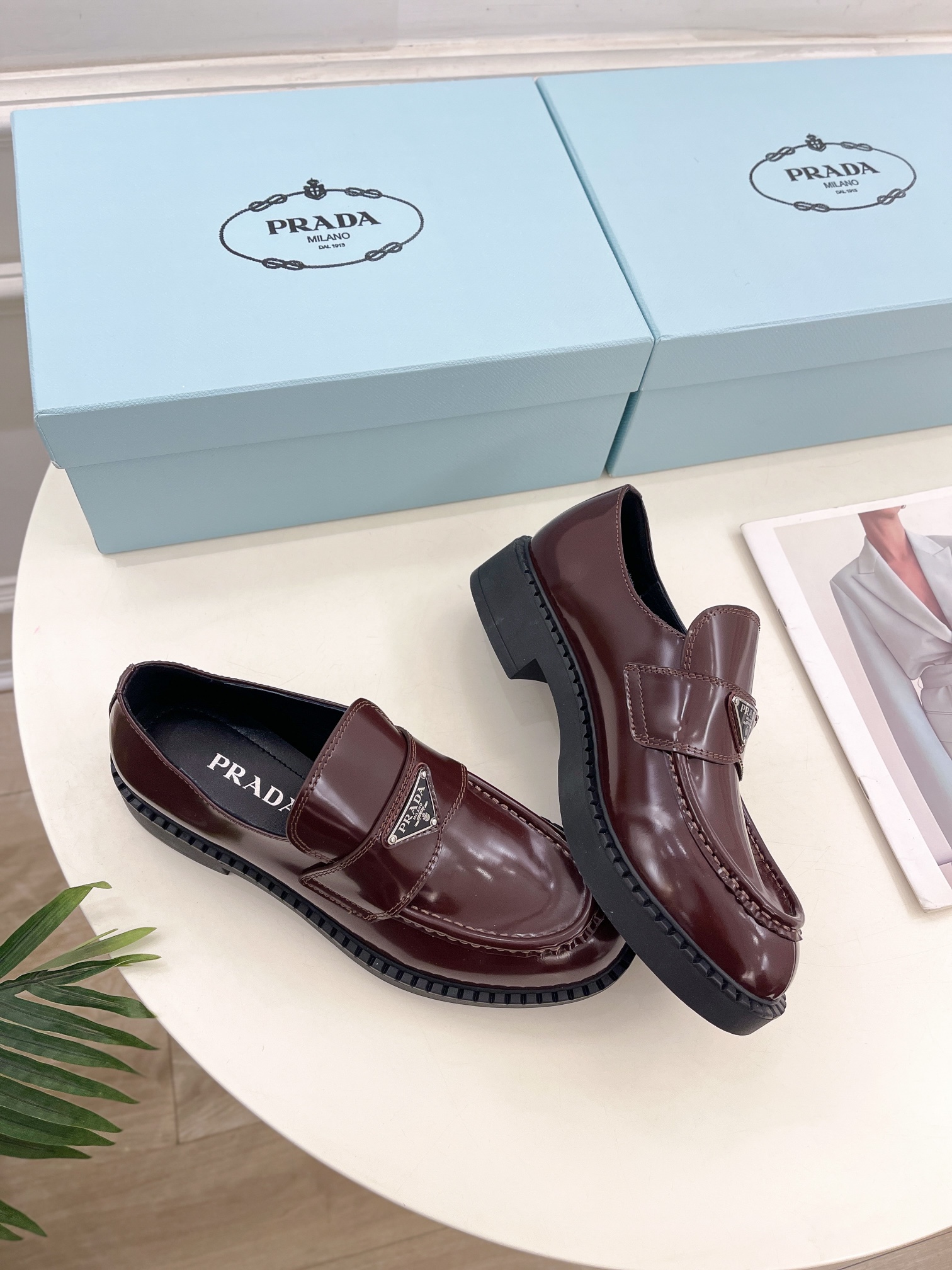 PRADA 普拉达  25𝐬𝐬 

🌈2025春夏新品 专柜走秀款 经典三角标Chocolate情侣款乐