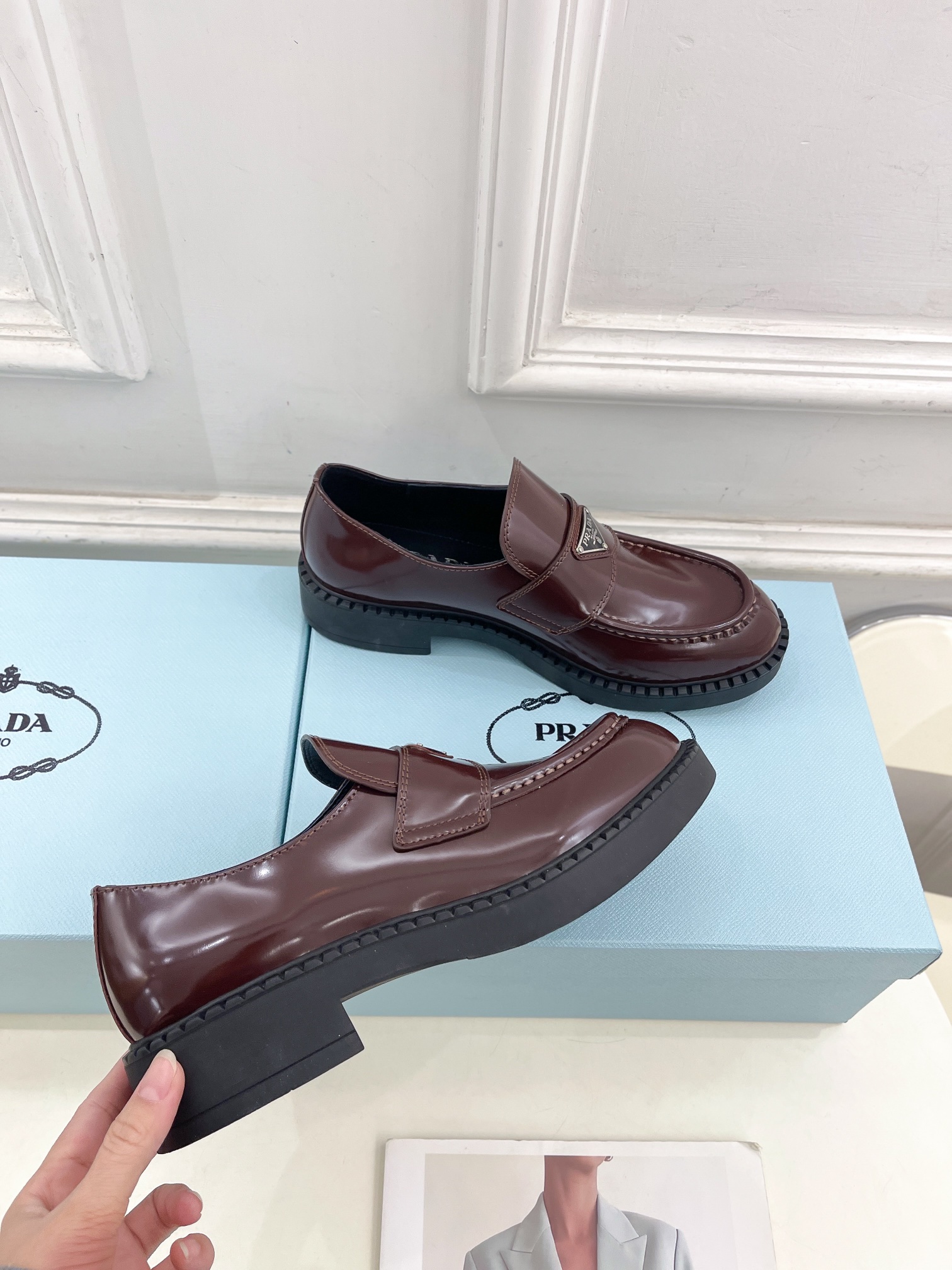 PRADA 普拉达  25𝐬𝐬 

🌈2025春夏新品 专柜走秀款 经典三角标Chocolate情侣款乐