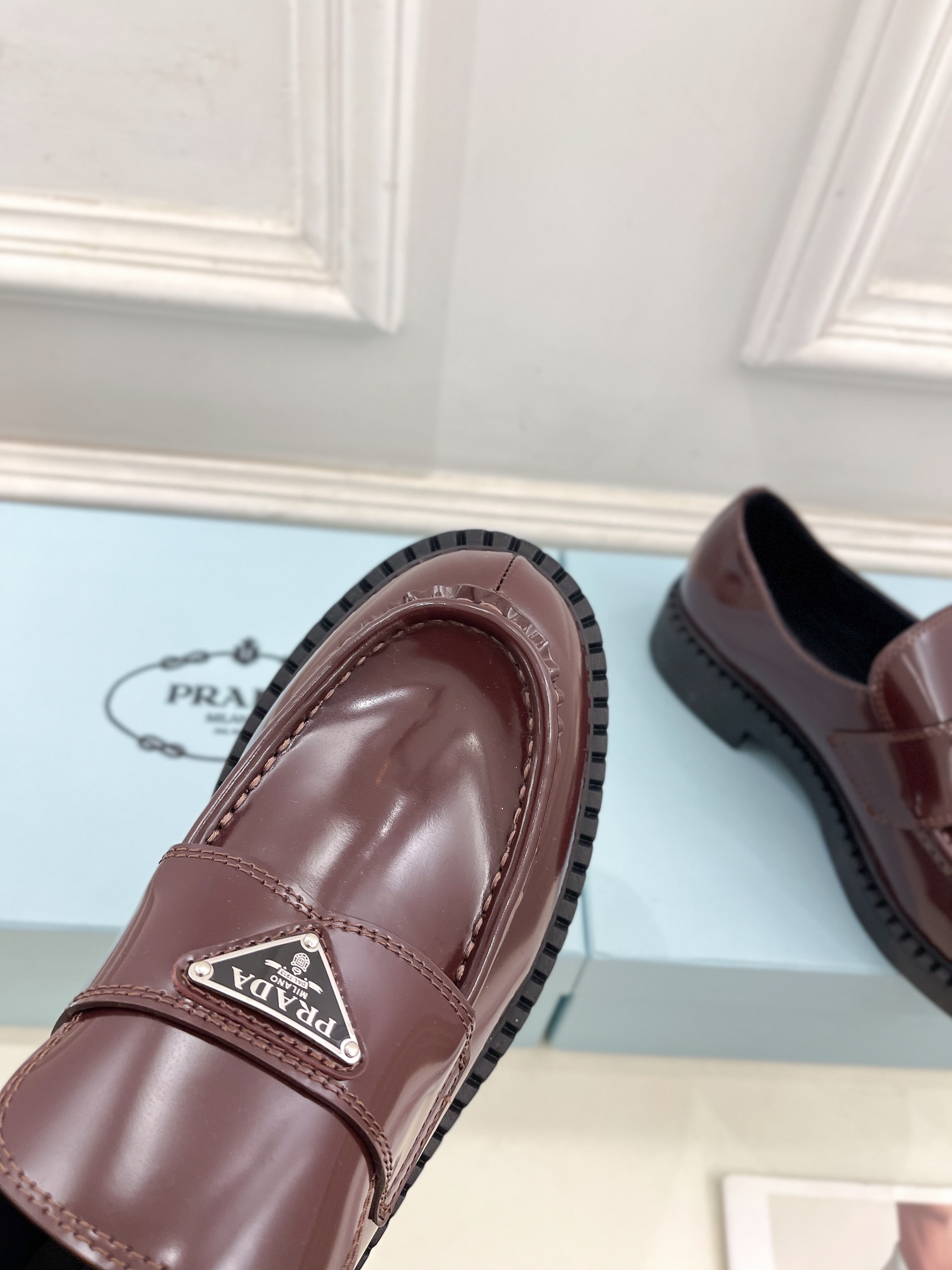 PRADA 普拉达  25𝐬𝐬 

🌈2025春夏新品 专柜走秀款 经典三角标Chocolate情侣款乐