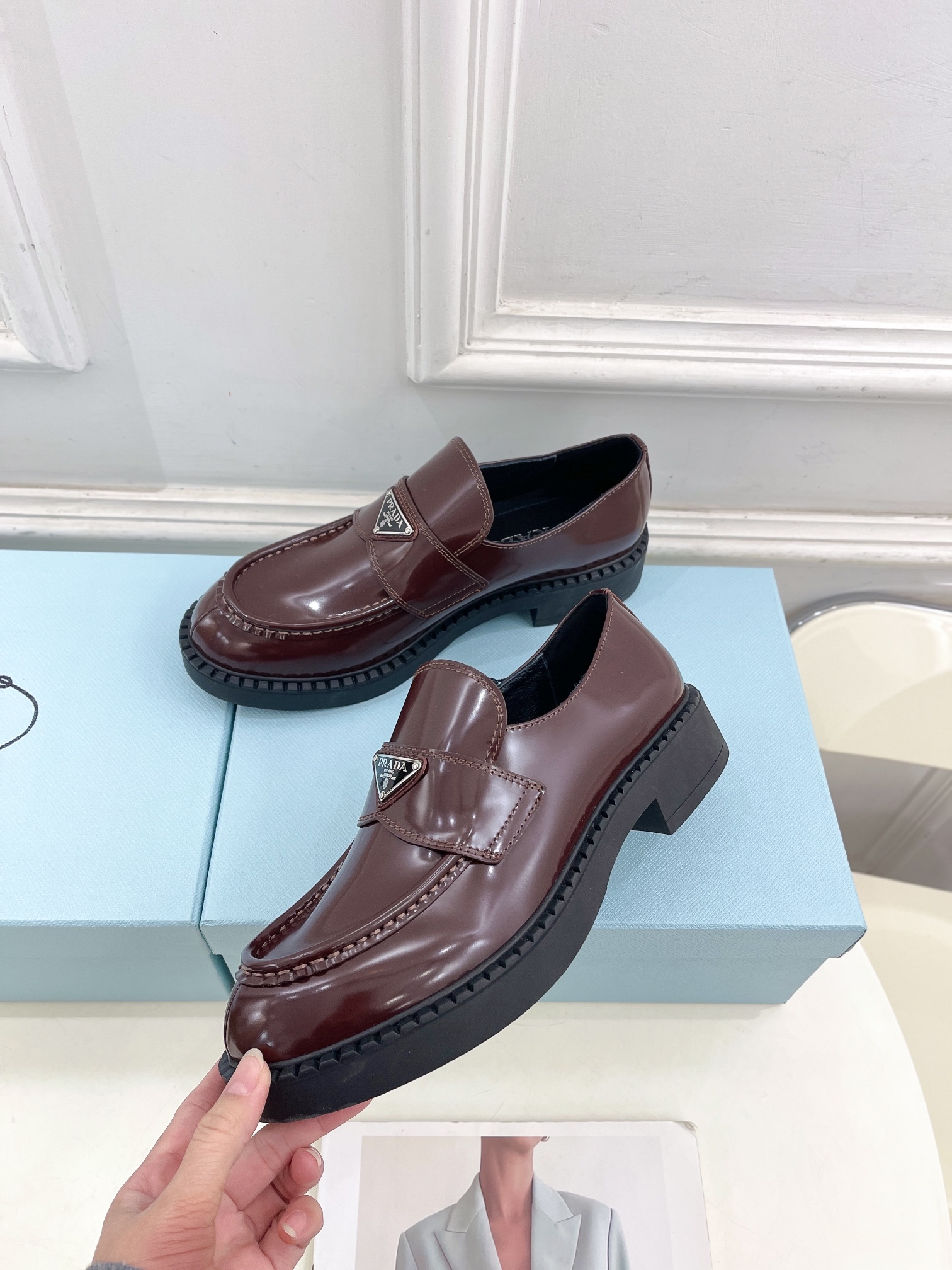 PRADA 普拉达  25𝐬𝐬 

🌈2025春夏新品 专柜走秀款 经典三角标Chocolate情侣款乐