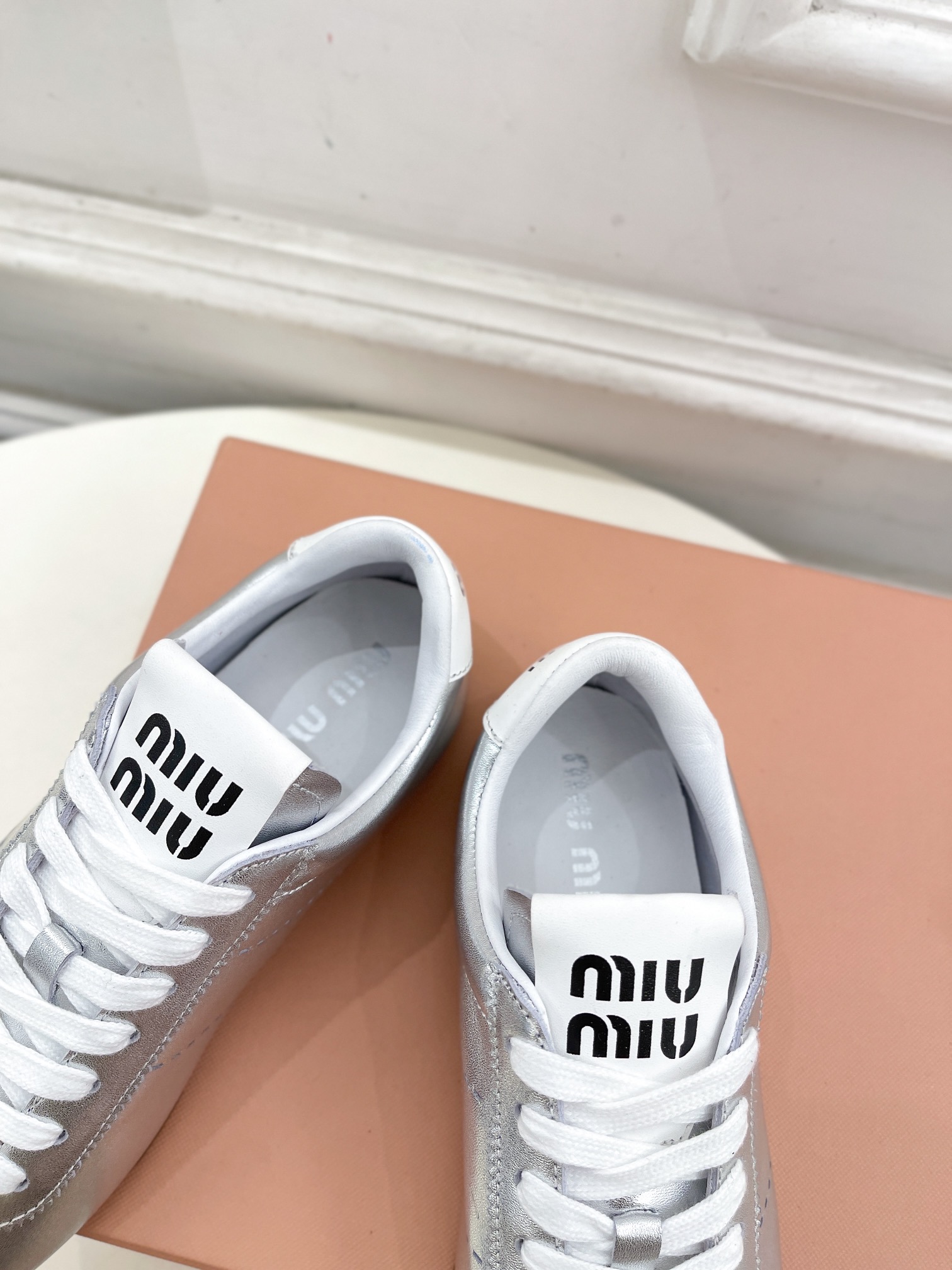 Miu Miu | 缪缪  25𝐬𝐬

🖤2025早春新品 专柜主打最新走秀款 Plume Nappa德