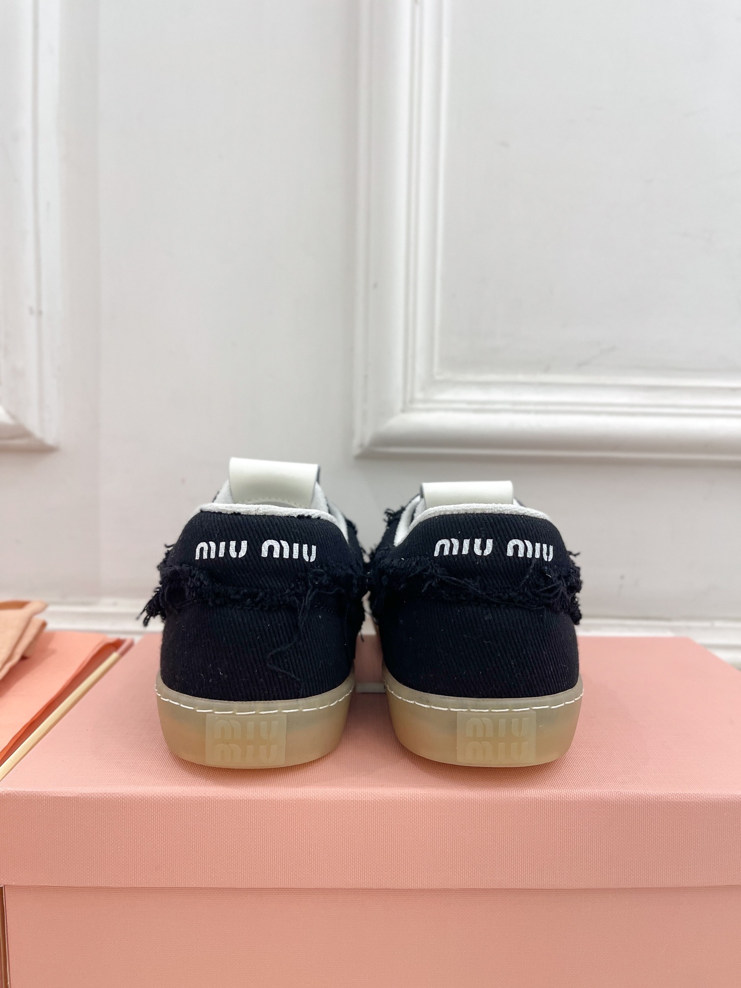 Miu Miu | 缪缪  25𝐬𝐬

🖤2025早春新品 专柜主打最新走秀款丹宁牛仔运动鞋休闲鞋火爆上