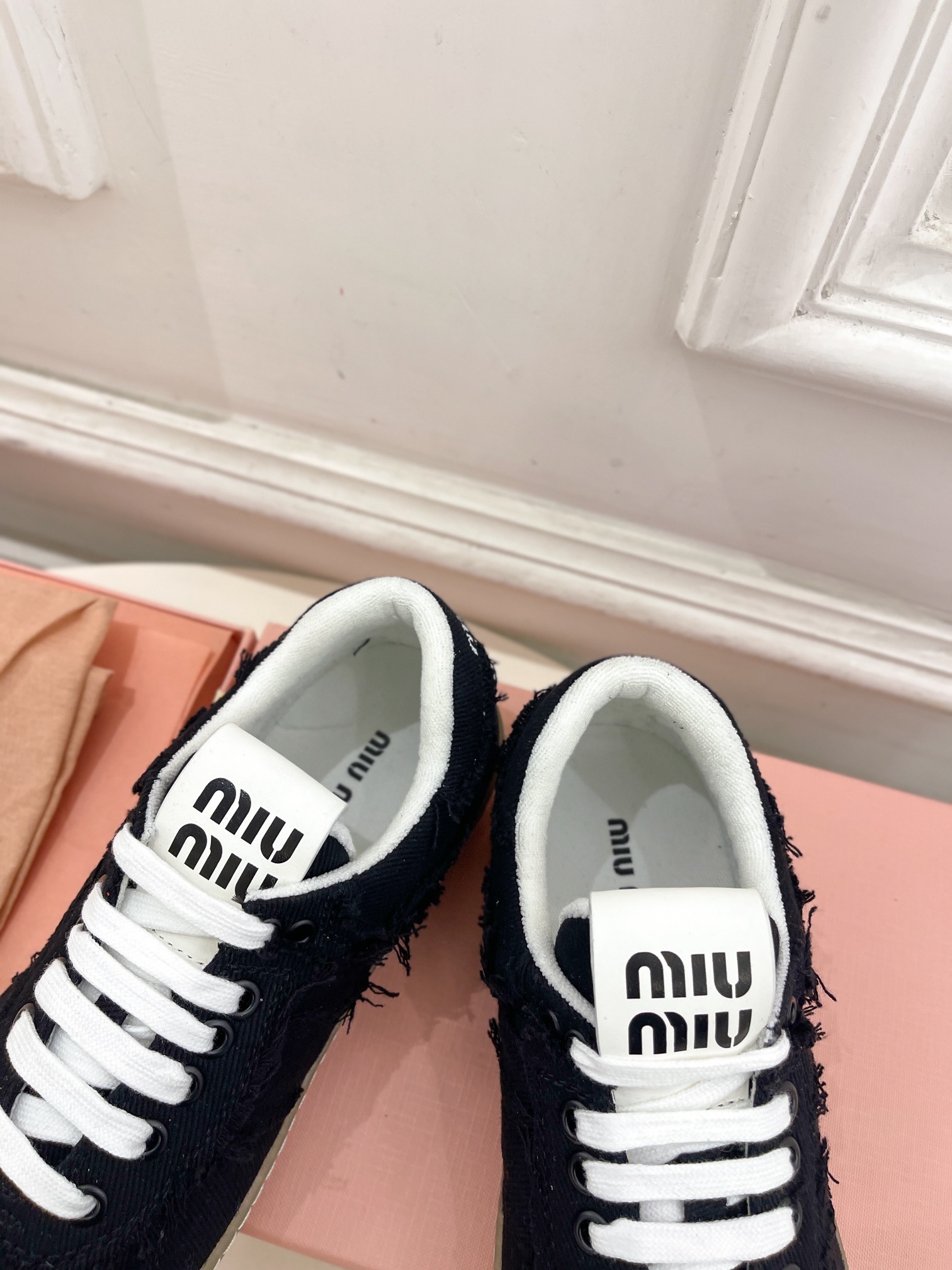 Miu Miu | 缪缪  25𝐬𝐬

🖤2025早春新品 专柜主打最新走秀款丹宁牛仔运动鞋休闲鞋火爆上