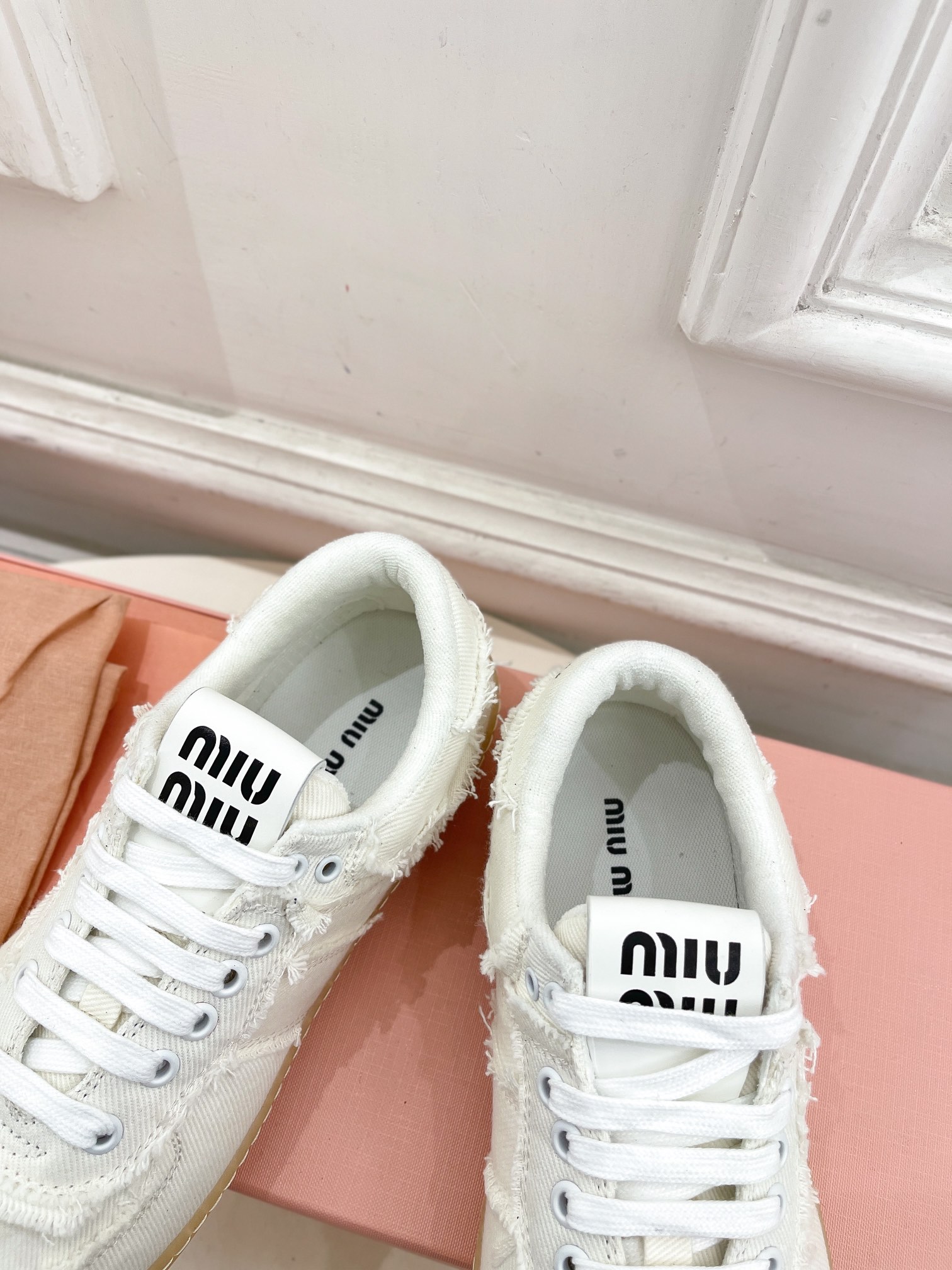 Miu Miu | 缪缪  25𝐬𝐬

🖤2025早春新品 专柜主打最新走秀款丹宁牛仔运动鞋休闲鞋火爆上