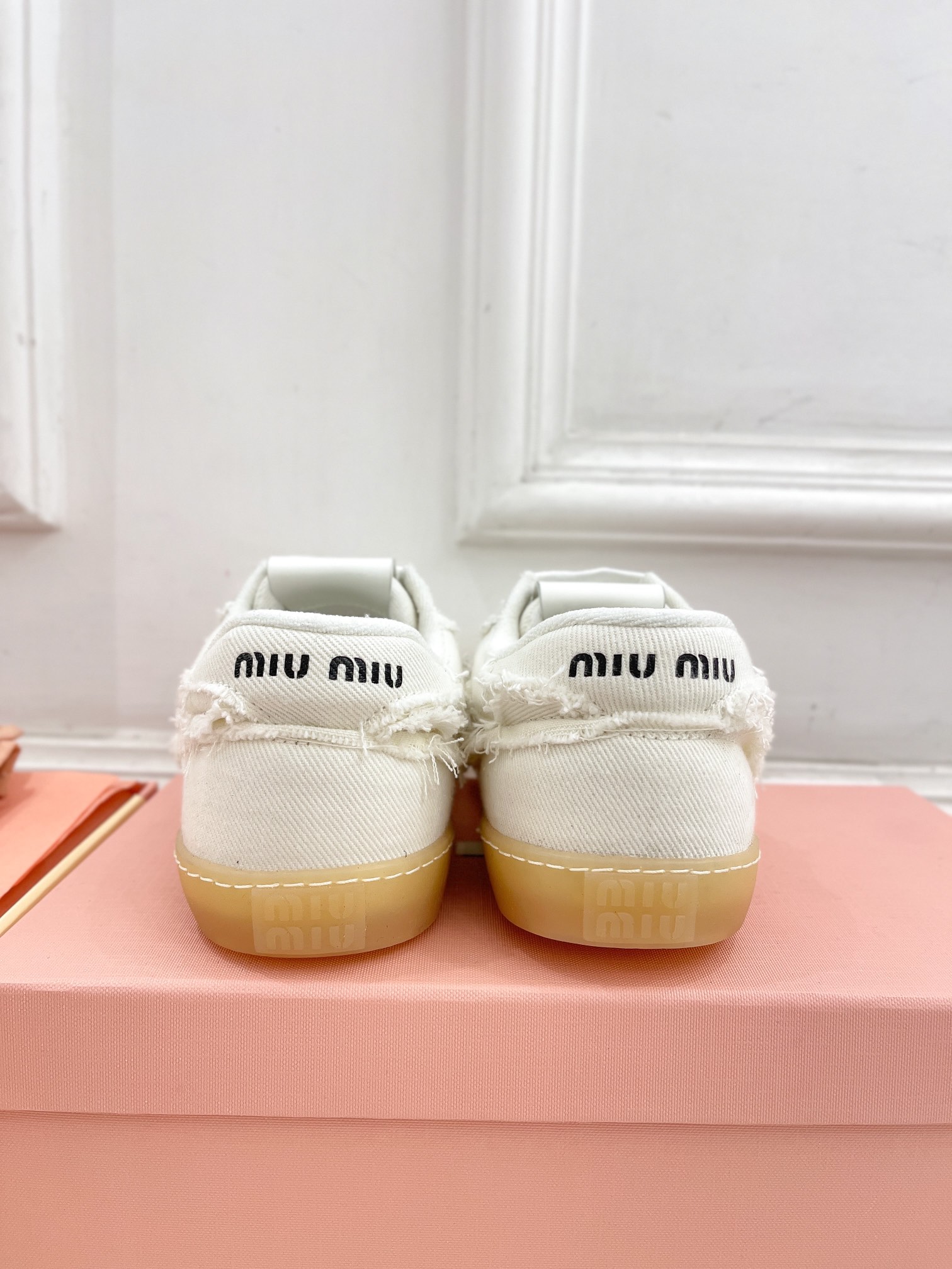 Miu Miu | 缪缪  25𝐬𝐬

🖤2025早春新品 专柜主打最新走秀款丹宁牛仔运动鞋休闲鞋火爆上