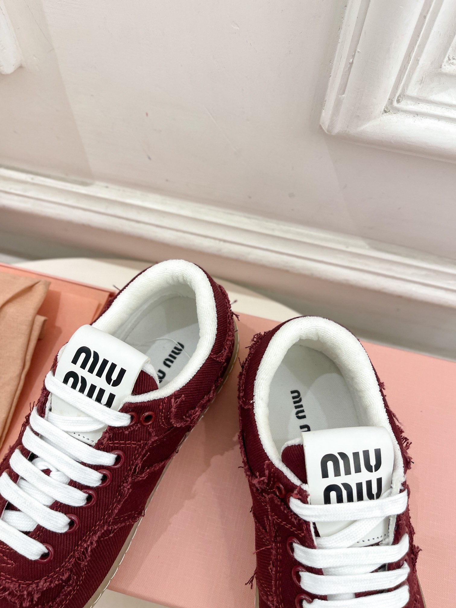 Miu Miu | 缪缪  25𝐬𝐬

🖤2025早春新品 专柜主打最新走秀款丹宁牛仔运动鞋休闲鞋火爆上