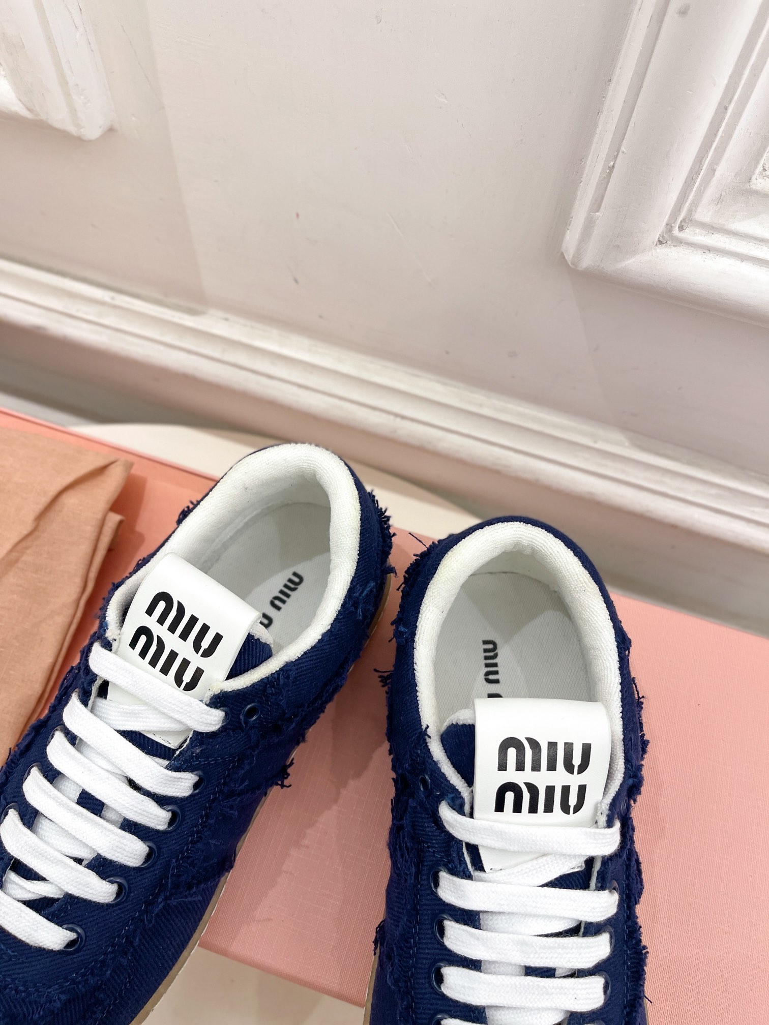 Miu Miu | 缪缪  25𝐬𝐬

🖤2025早春新品 专柜主打最新走秀款丹宁牛仔运动鞋休闲鞋火爆上