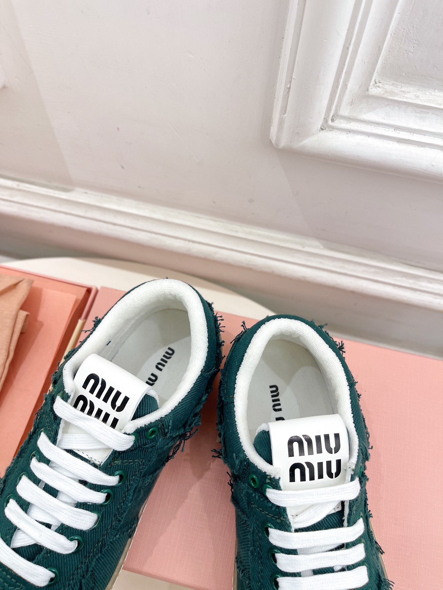 Miu Miu | 缪缪  25𝐬𝐬

🖤2025早春新品 专柜主打最新走秀款丹宁牛仔运动鞋休闲鞋火爆上