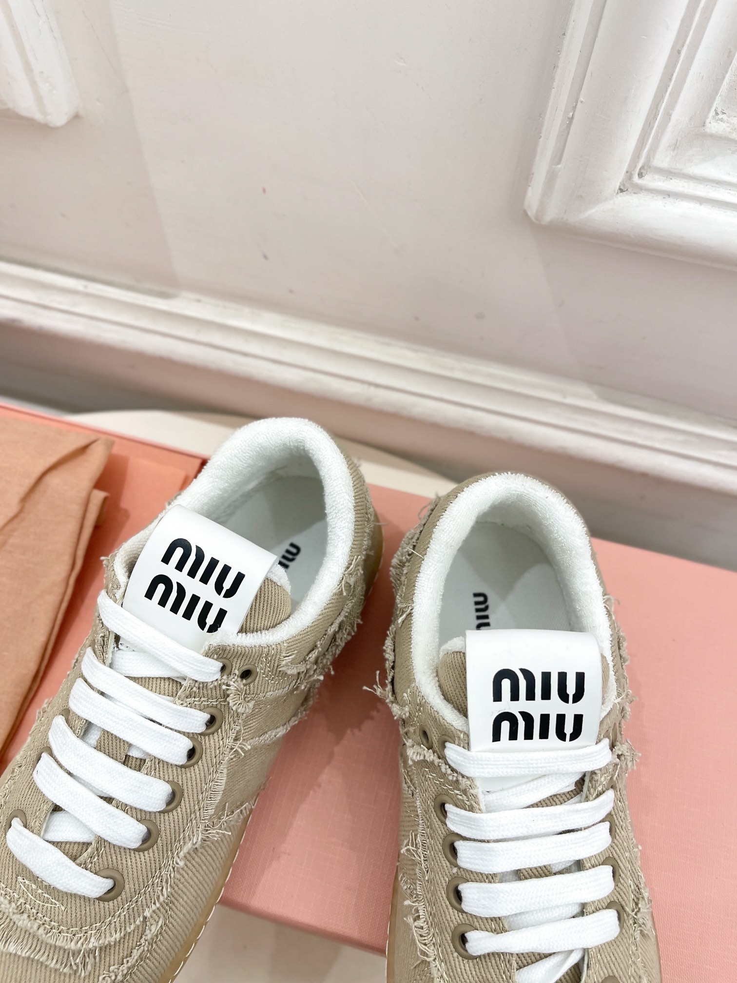 Miu Miu | 缪缪  25𝐬𝐬

🖤2025早春新品 专柜主打最新走秀款丹宁牛仔运动鞋休闲鞋火爆上