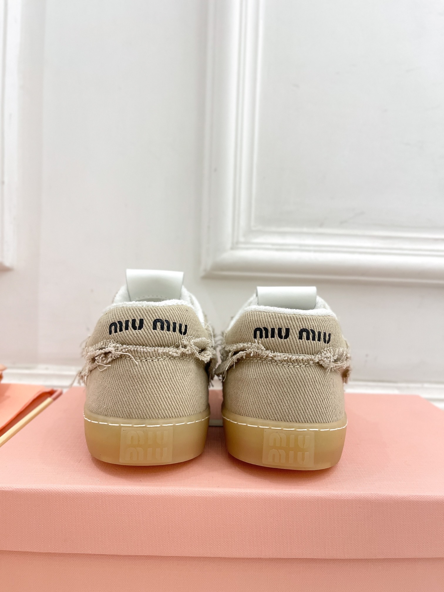 Miu Miu | 缪缪  25𝐬𝐬

🖤2025早春新品 专柜主打最新走秀款丹宁牛仔运动鞋休闲鞋火爆上