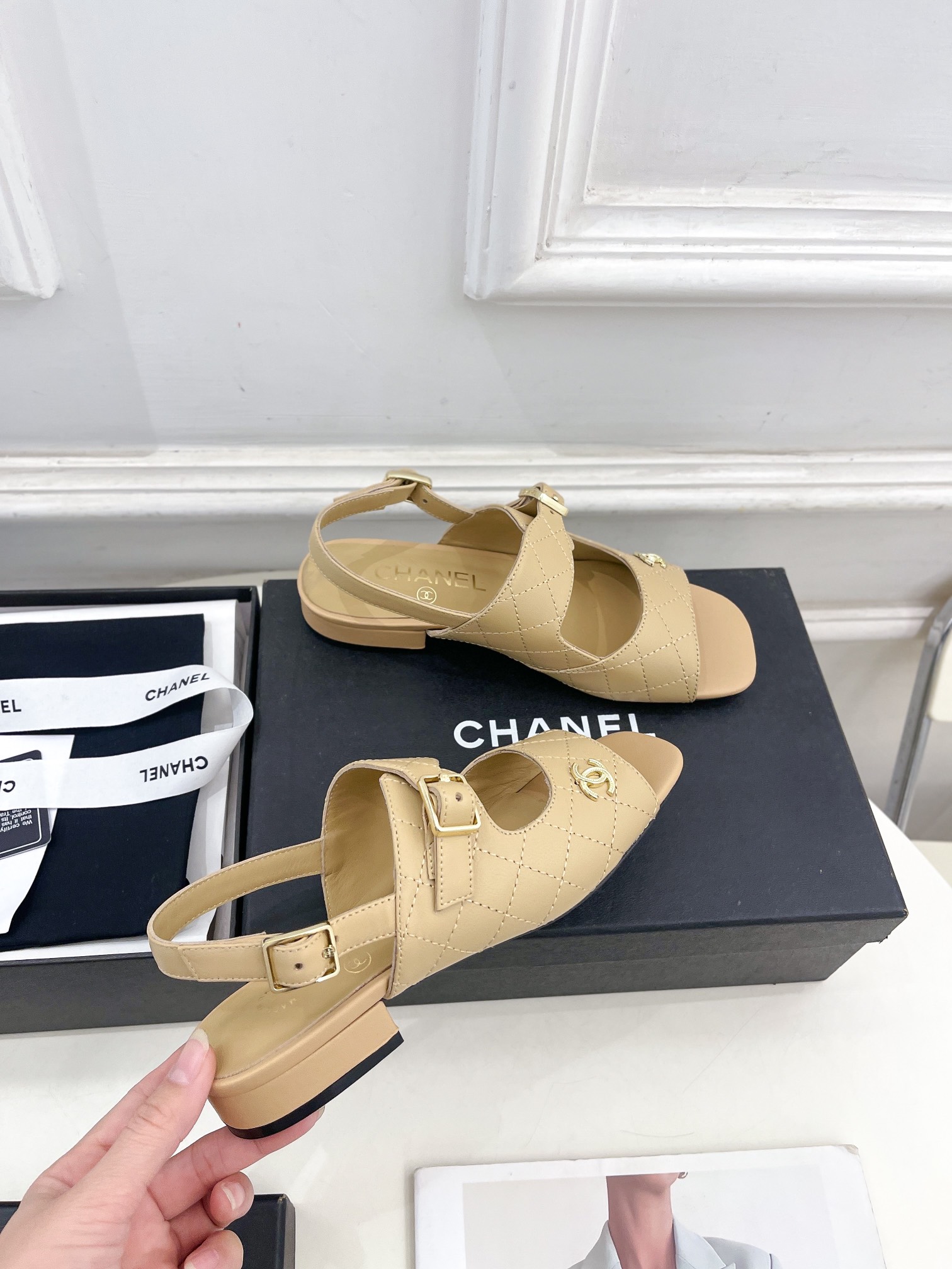 𝐂𝐇𝐀𝐍𝐄𝐋  | 小香  25𝐬𝐬

🦋2025早春新品  专柜走秀款 经典小香菱格印花粗跟凉鞋系列上